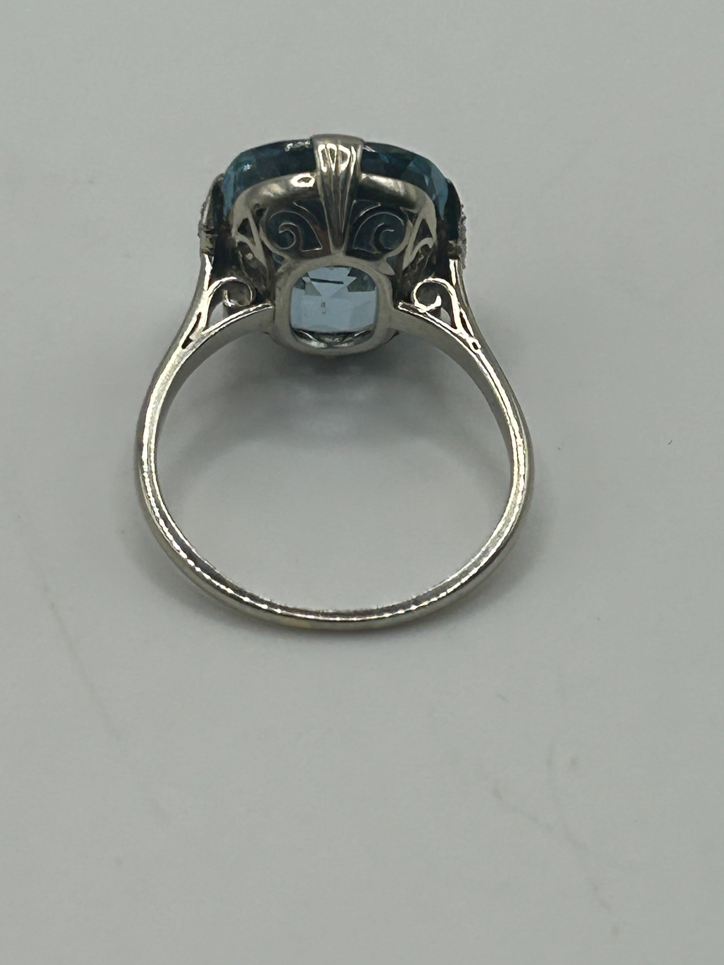 An 18ct white gold and blue stone ring, ring size M, in a vintage jewellery box stone size: 14.3 - Image 4 of 5