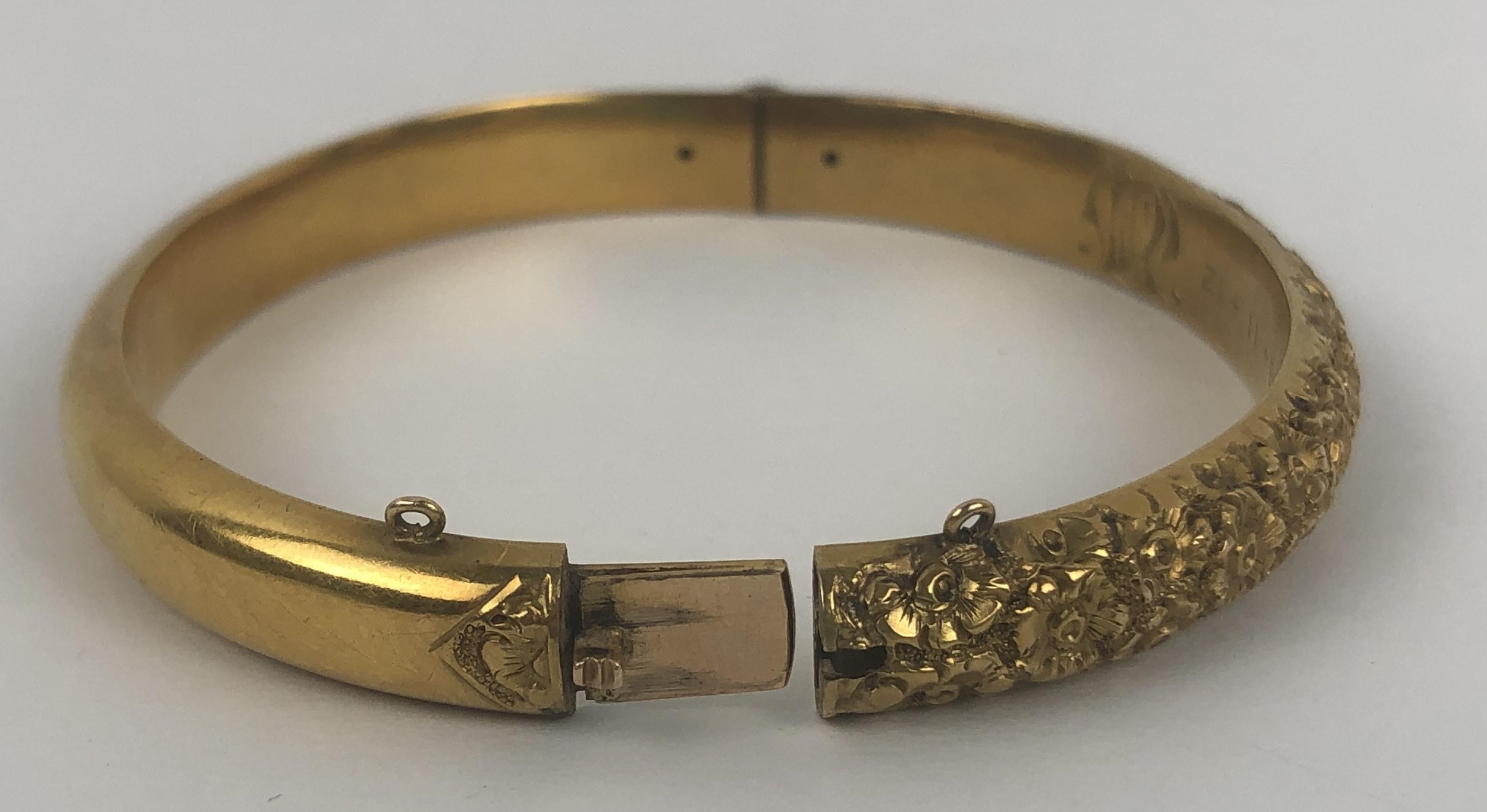 A Victorian 15ct gold hinged bangle, engraved with two sets of monogrammes and dated 21 11 89, 12. - Image 6 of 7
