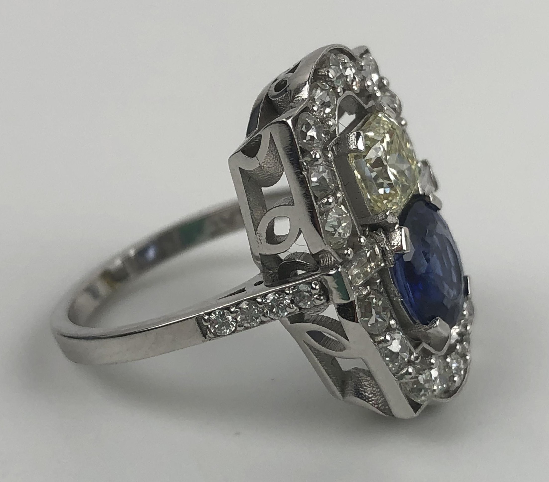 An Art Deco style 18ct white gold, sapphire and diamond panel ring, ring size M Diameter of sapphire - Bild 3 aus 6