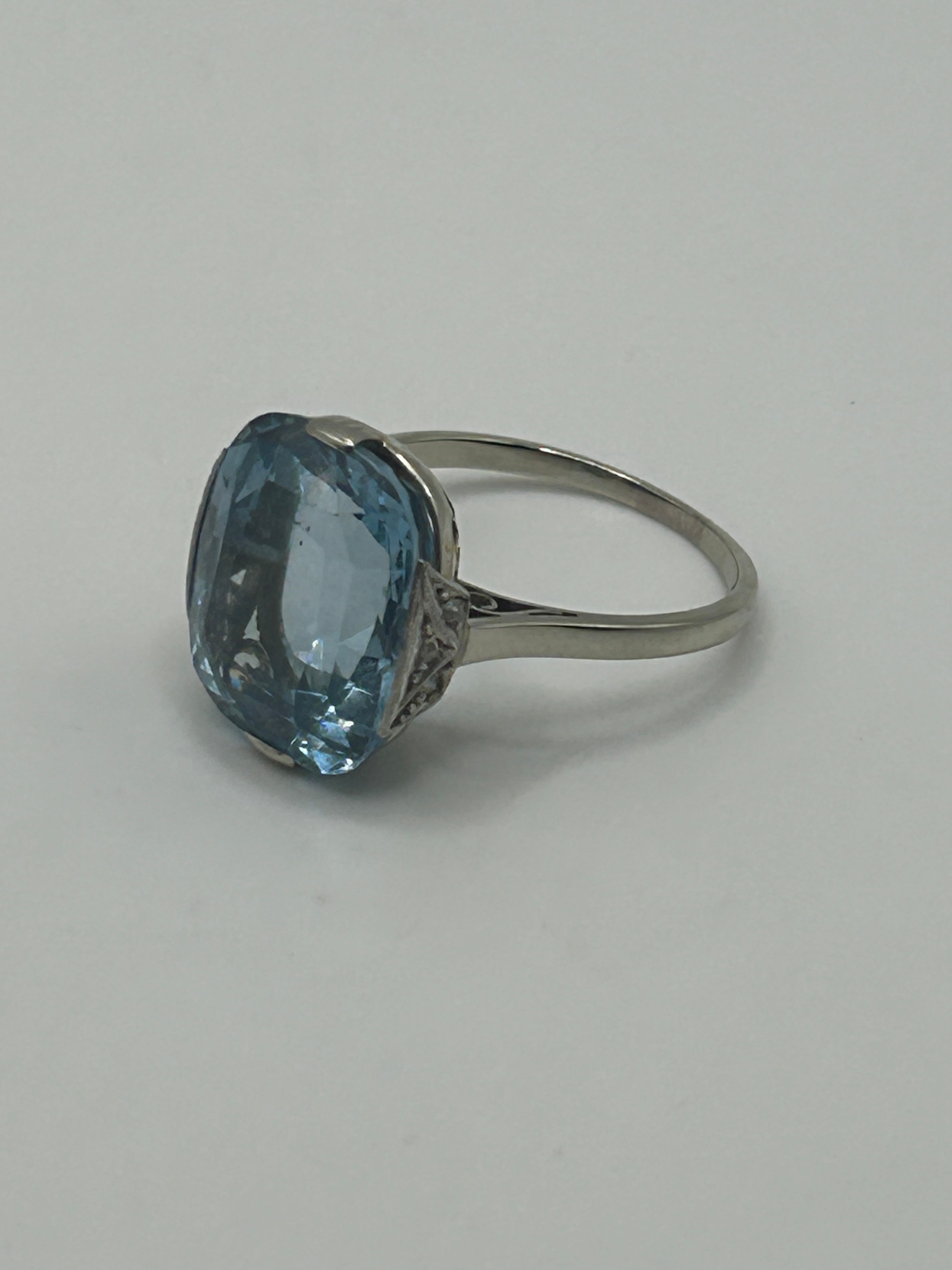 An 18ct white gold and blue stone ring, ring size M, in a vintage jewellery box stone size: 14.3 - Image 3 of 5