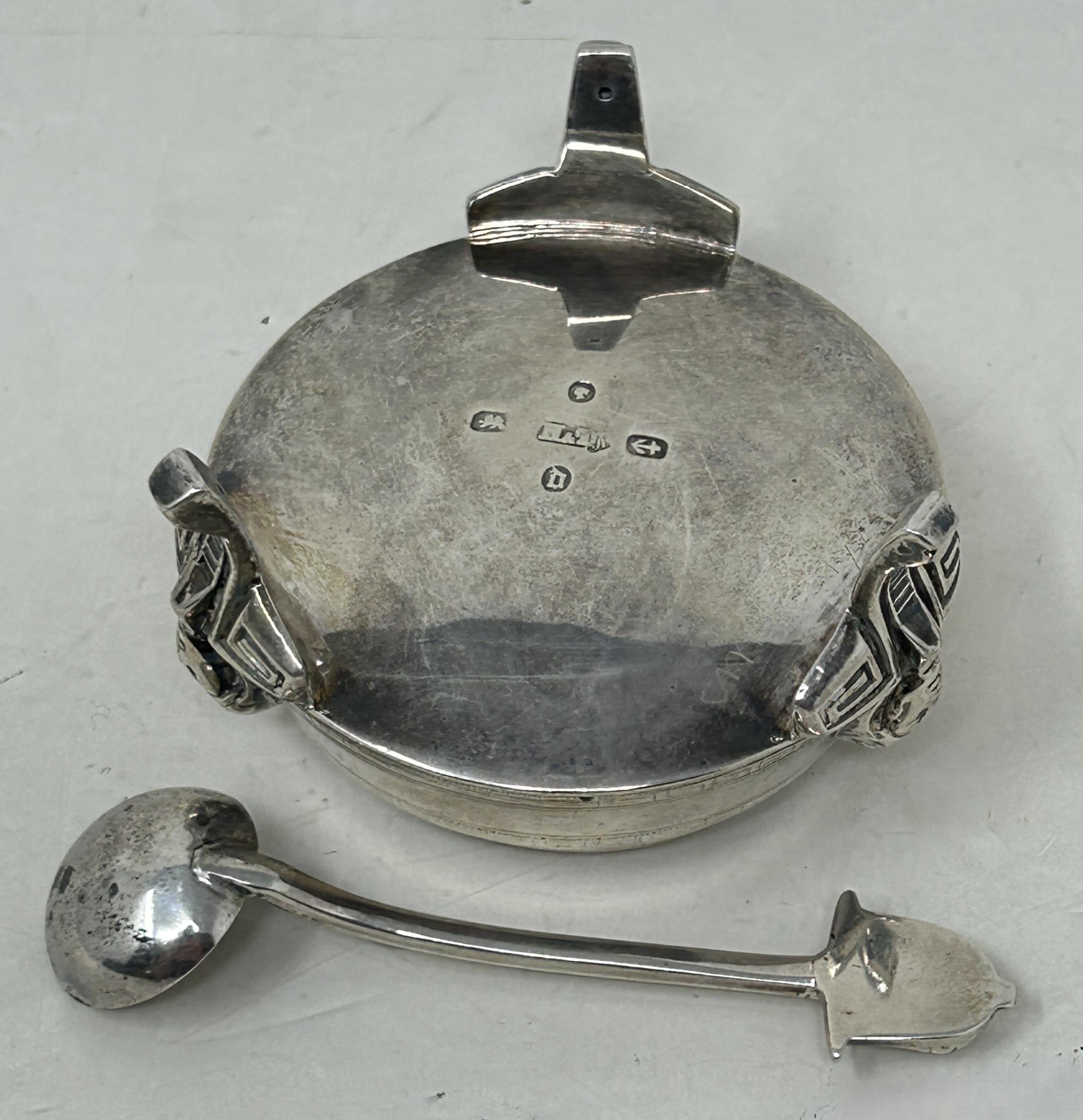A Victorian Egyptian revival silver salt, Birmingham 1878, and a matching spoon (2) Light ware, no - Bild 3 aus 5