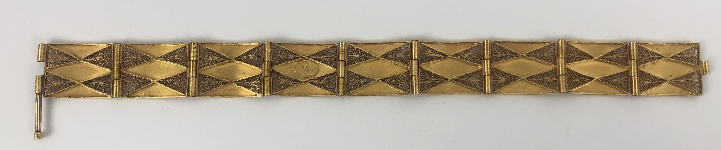 A 21ct gold bracelet, 17.8 g - Image 3 of 5