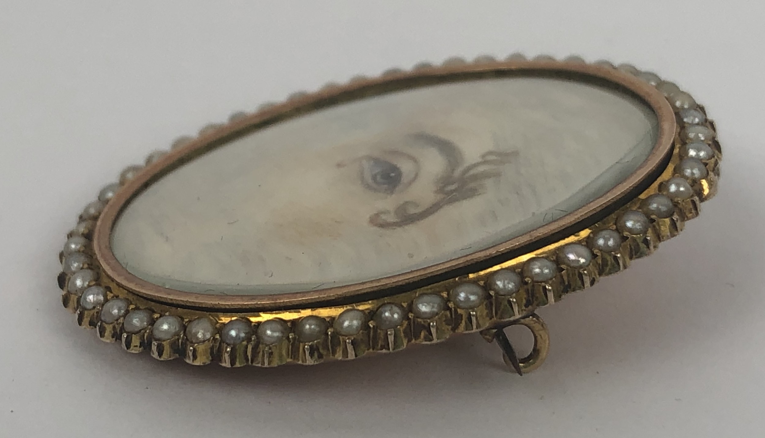 A lover's eye brooch, in a yellow coloured metal and seed pearl mount, 4 x 3 cm Ivory Exemption - Image 4 of 6