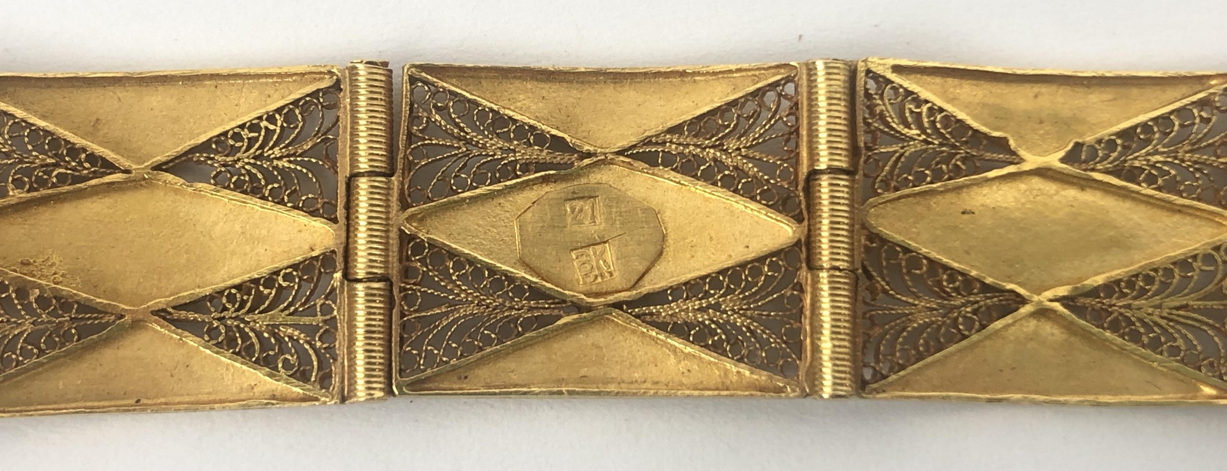 A 21ct gold bracelet, 17.8 g - Image 4 of 5