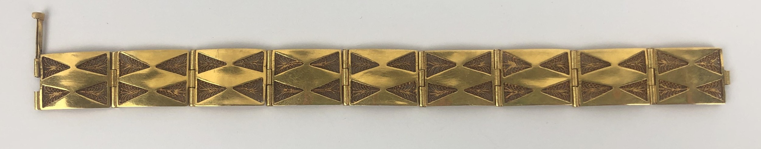 A 21ct gold bracelet, 17.8 g - Image 2 of 5