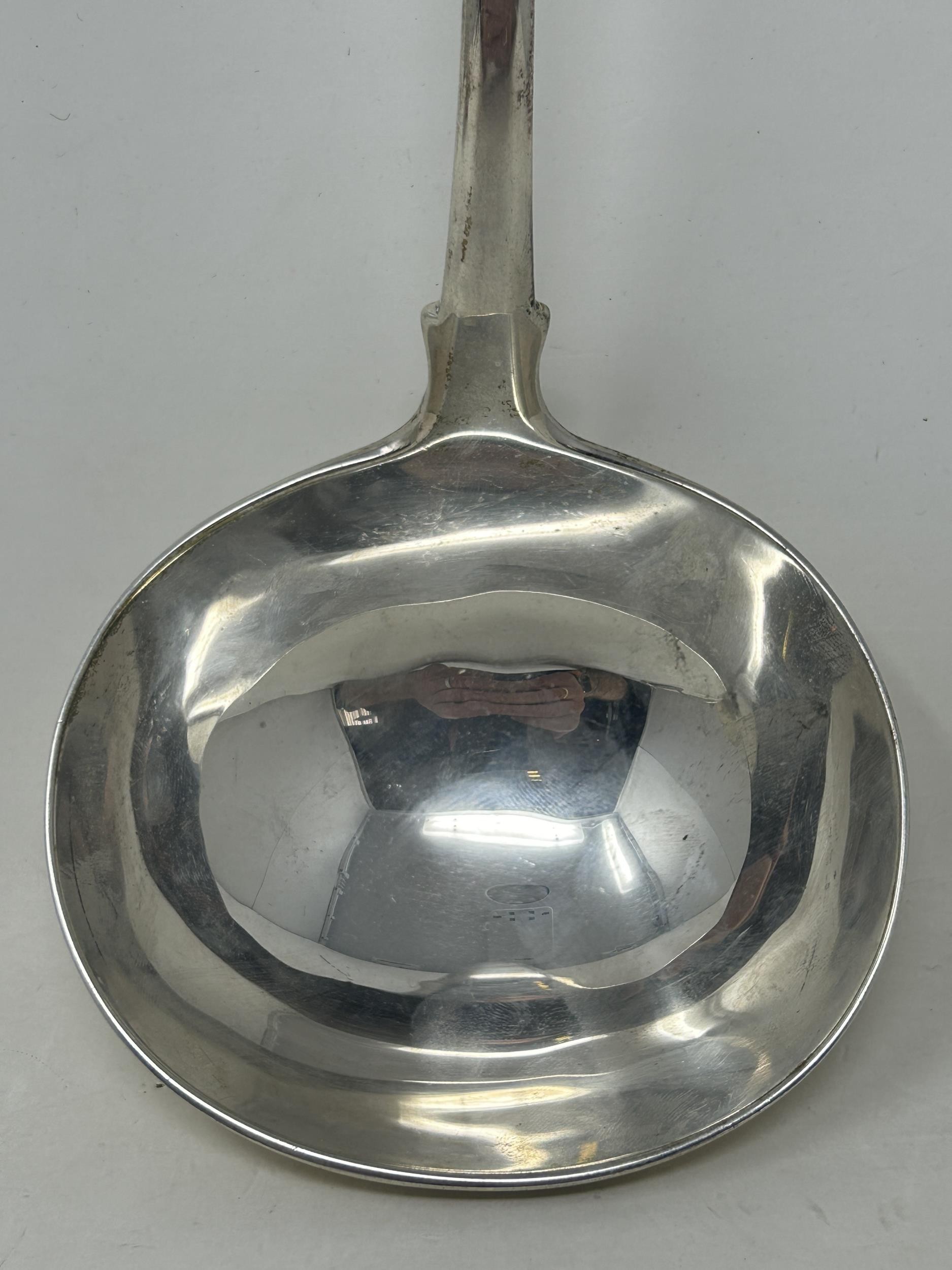 A George III silver fiddle pattern punch ladle, London 1815, 7.2 ozt - Bild 3 aus 5