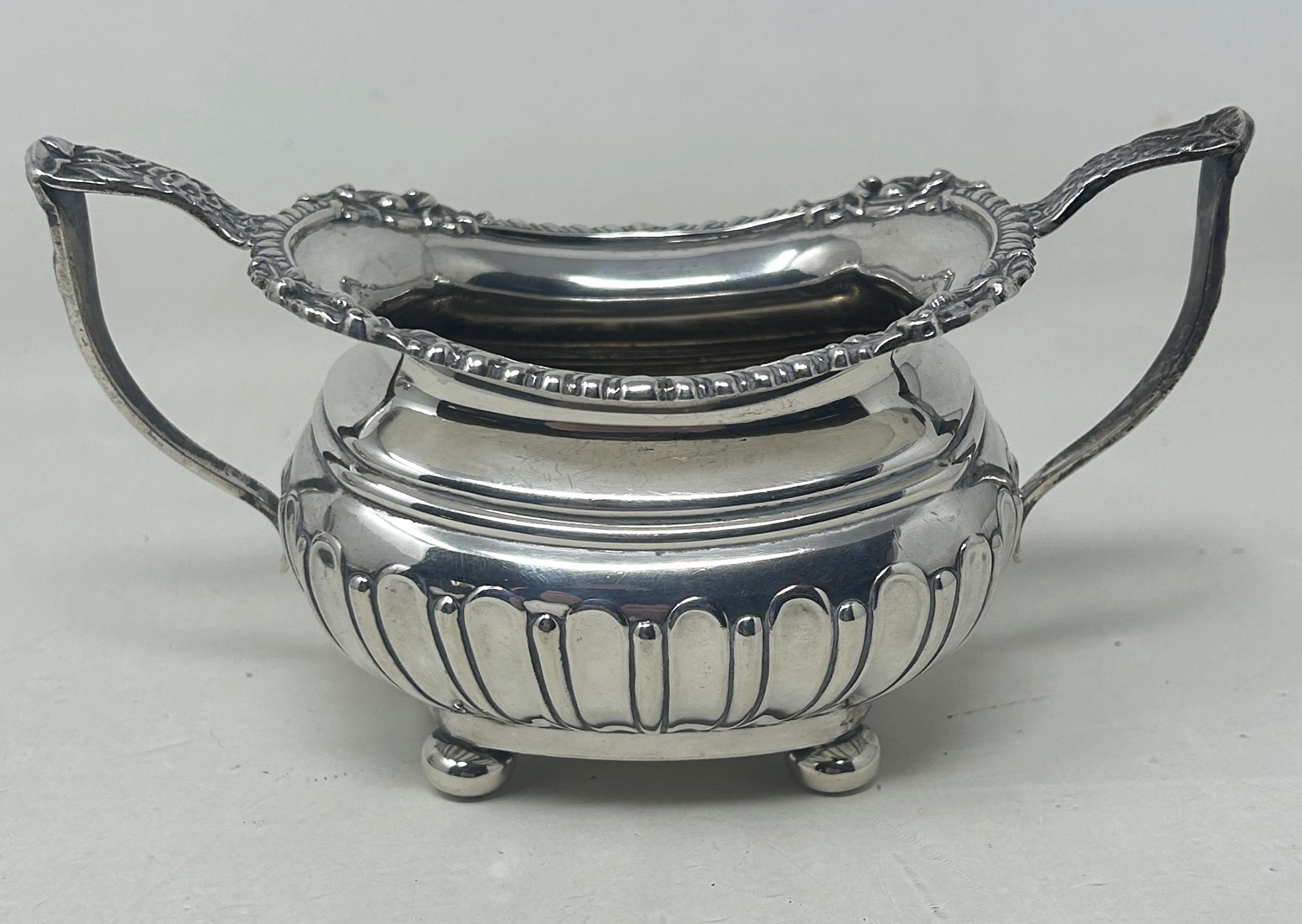 A George V silver bachelor teapot with an ebonised handle, and matching sugar bowl, London 1909, all - Bild 3 aus 11