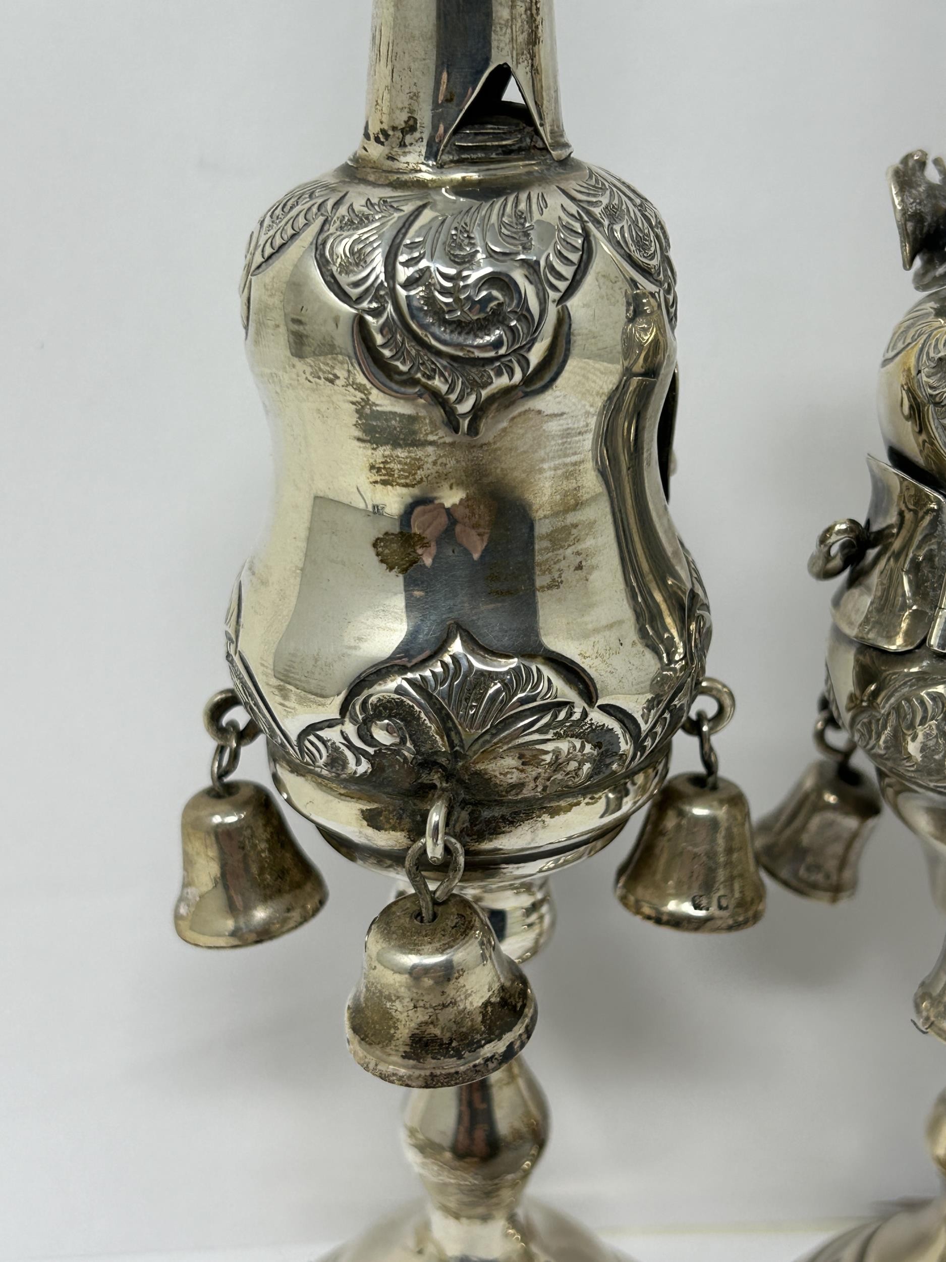 A pair of George V silver incense burners with bells, London 1935, 8.2 ozt (2) - Bild 4 aus 6