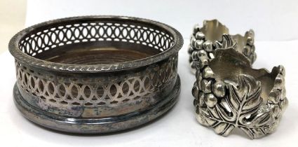 A pair of Continental silver coloured metal novelty napkin rings, in the form of grapes and vines,