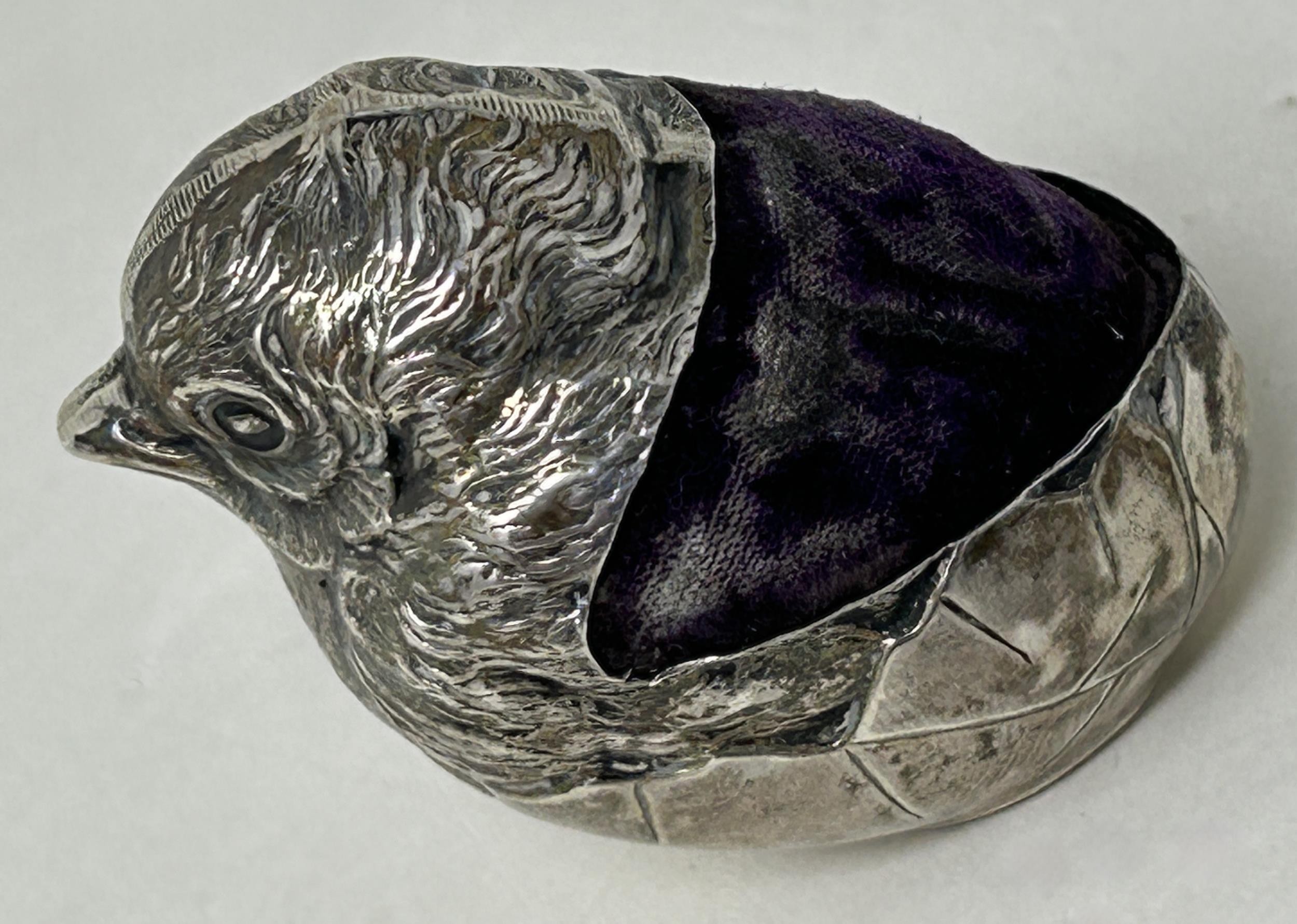 An Edward VII novelty silver pin cushion, in the form of a chick, London 1906, by Sampson Mordan & - Bild 2 aus 4