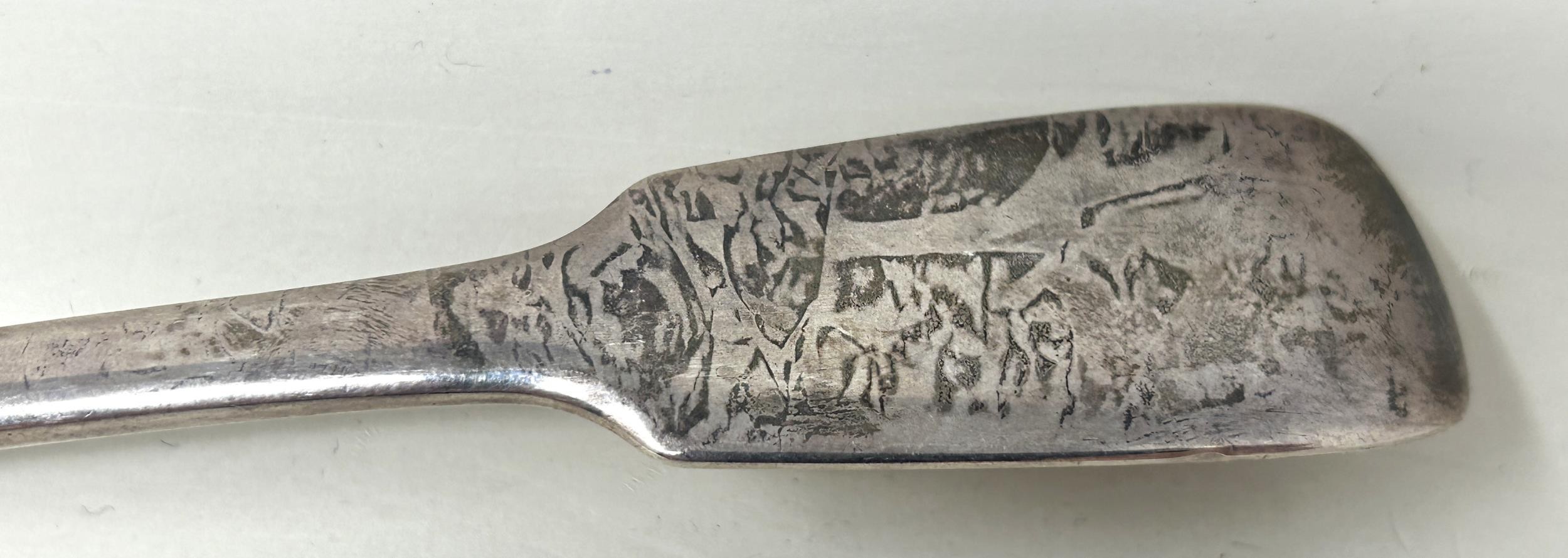 A George III silver fiddle pattern fish slice, with a pierced blade, decorated acorns, London - Bild 2 aus 5