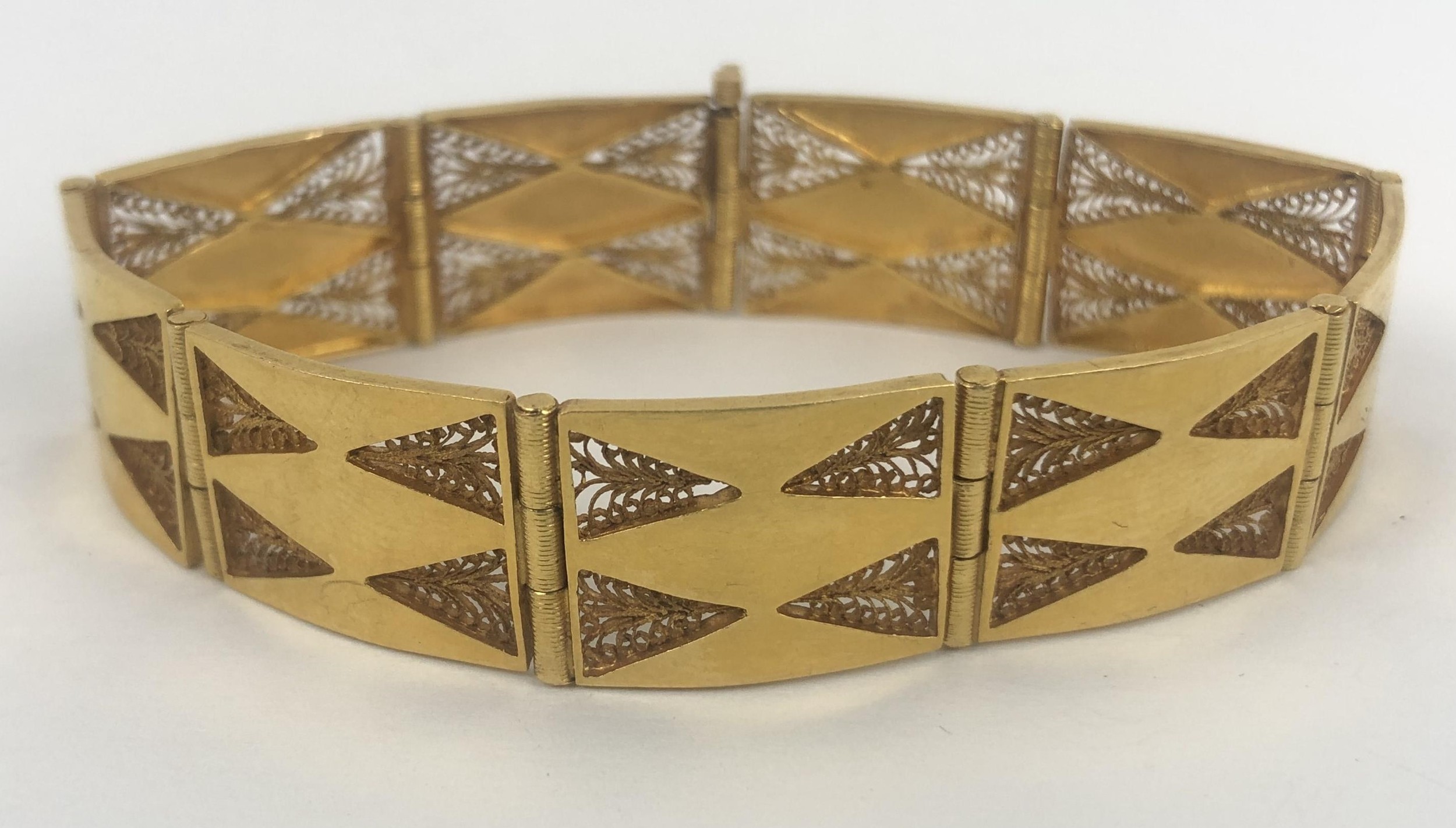 A 21ct gold bracelet, 17.8 g