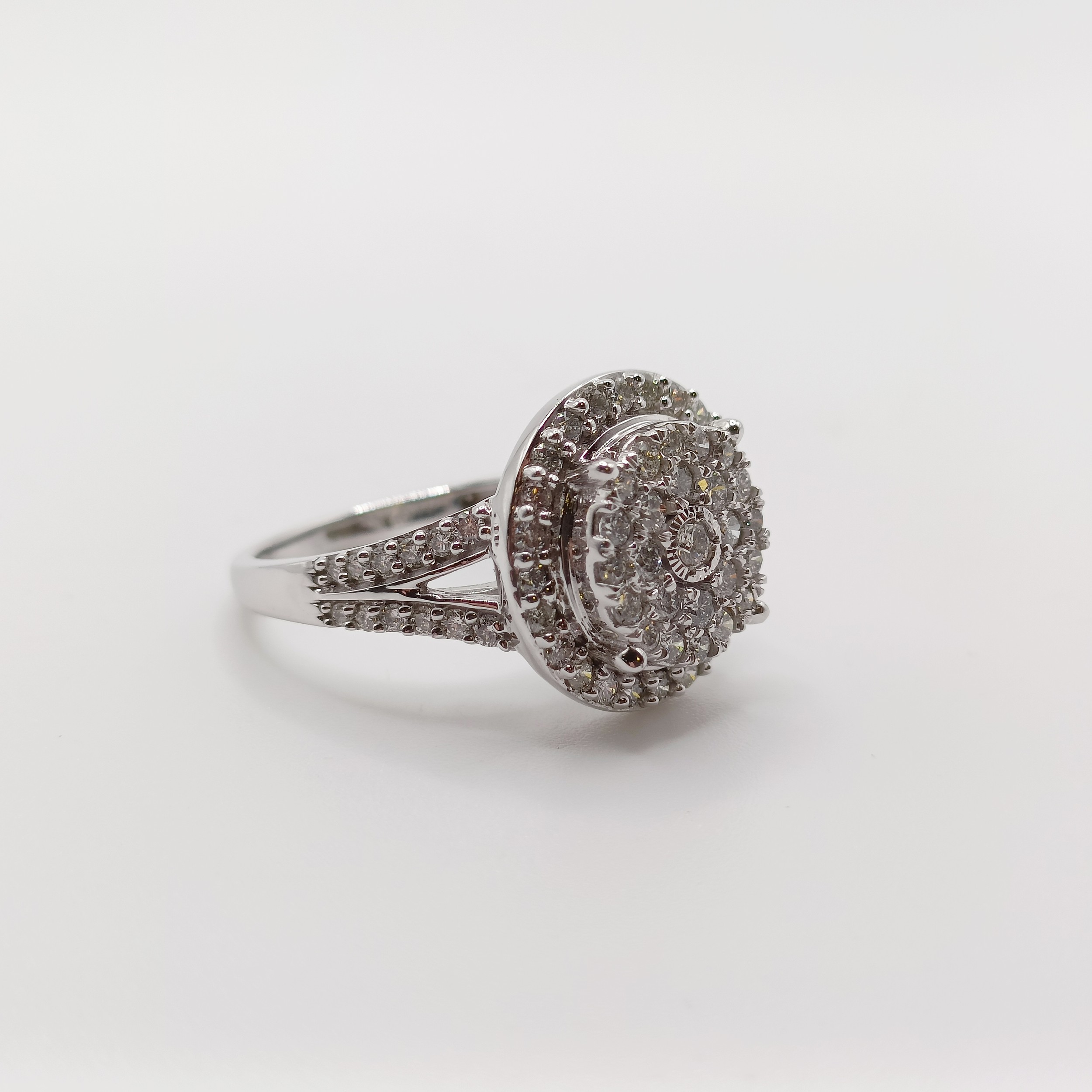 A diamond cluster ring, set in 9ct white gold, with split shoulders, R/C diamonds 1.00ct, ring - Bild 2 aus 7