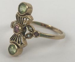 An Edwardian style 9ct gold, green, red and white stone ring, ring size N 1/2