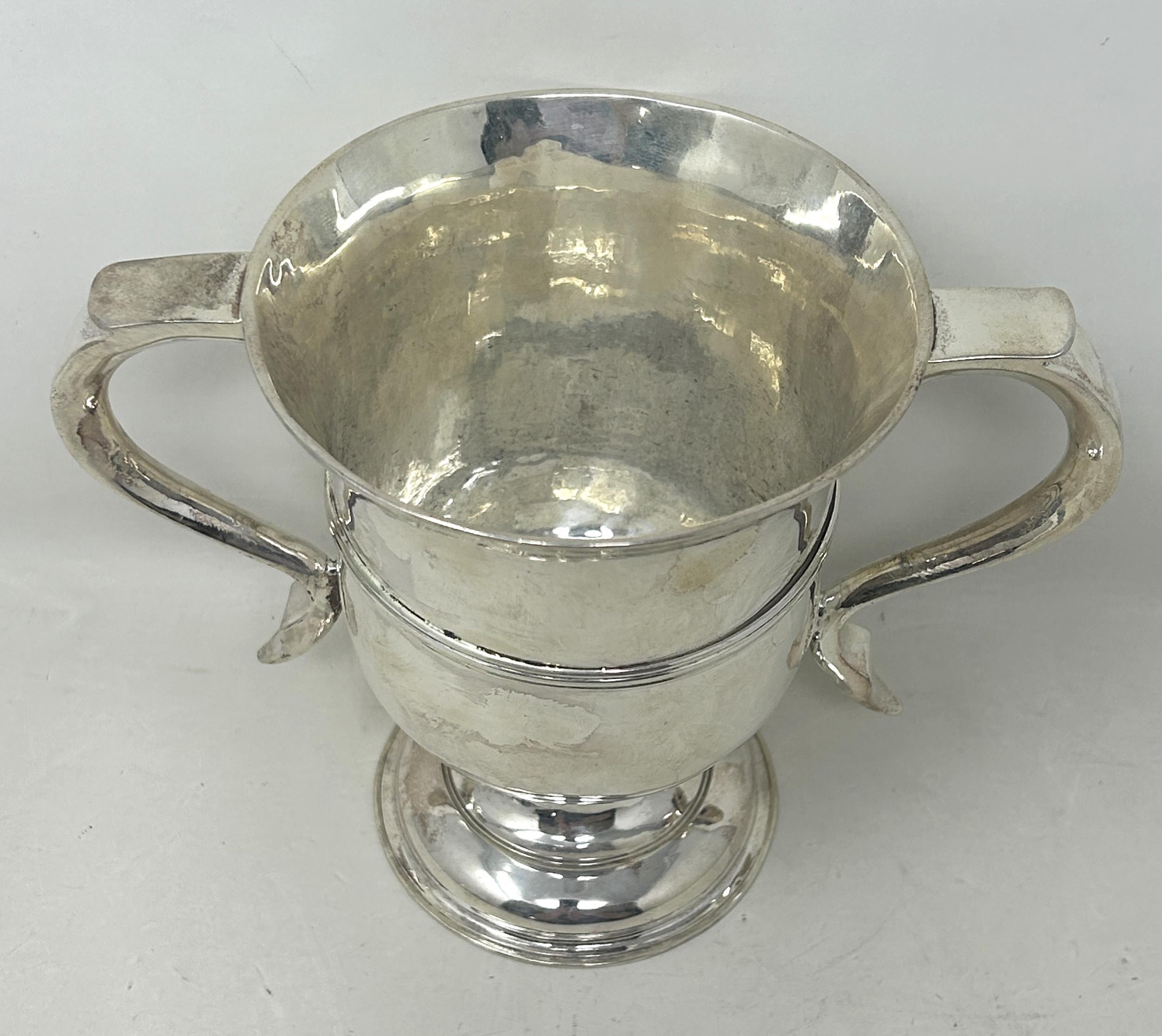 A George III silver two handled cup, London 1770, 11.3 ozt - Bild 2 aus 5