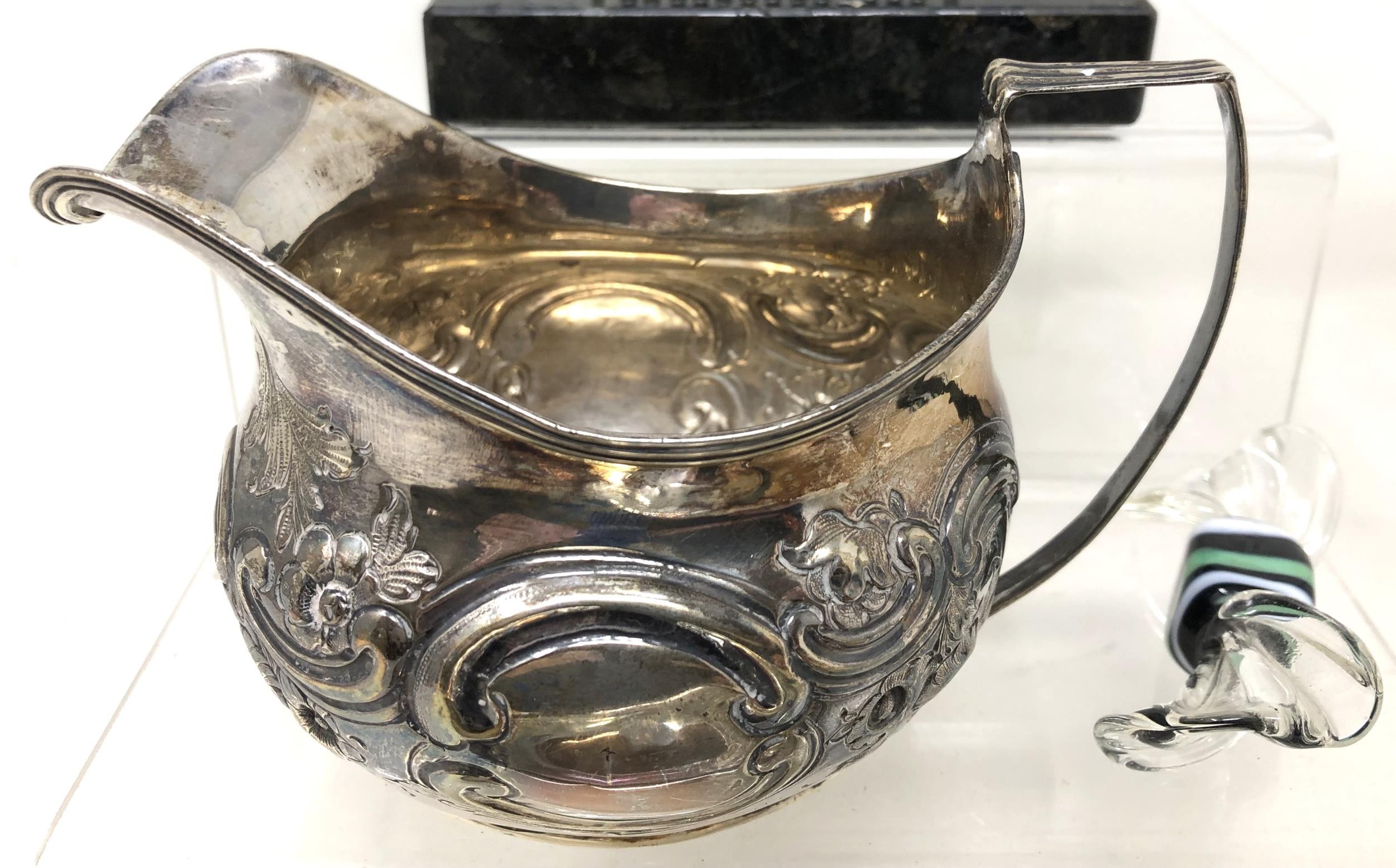 A George V silver sugar bowl, 5.1 ozt, two silver plated cream jugs, a silver coloured metal abacus, - Bild 4 aus 16