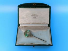An Art Deco carved green stone, white stone and 18ct gold brooch, in a vintage jewellery box, retail