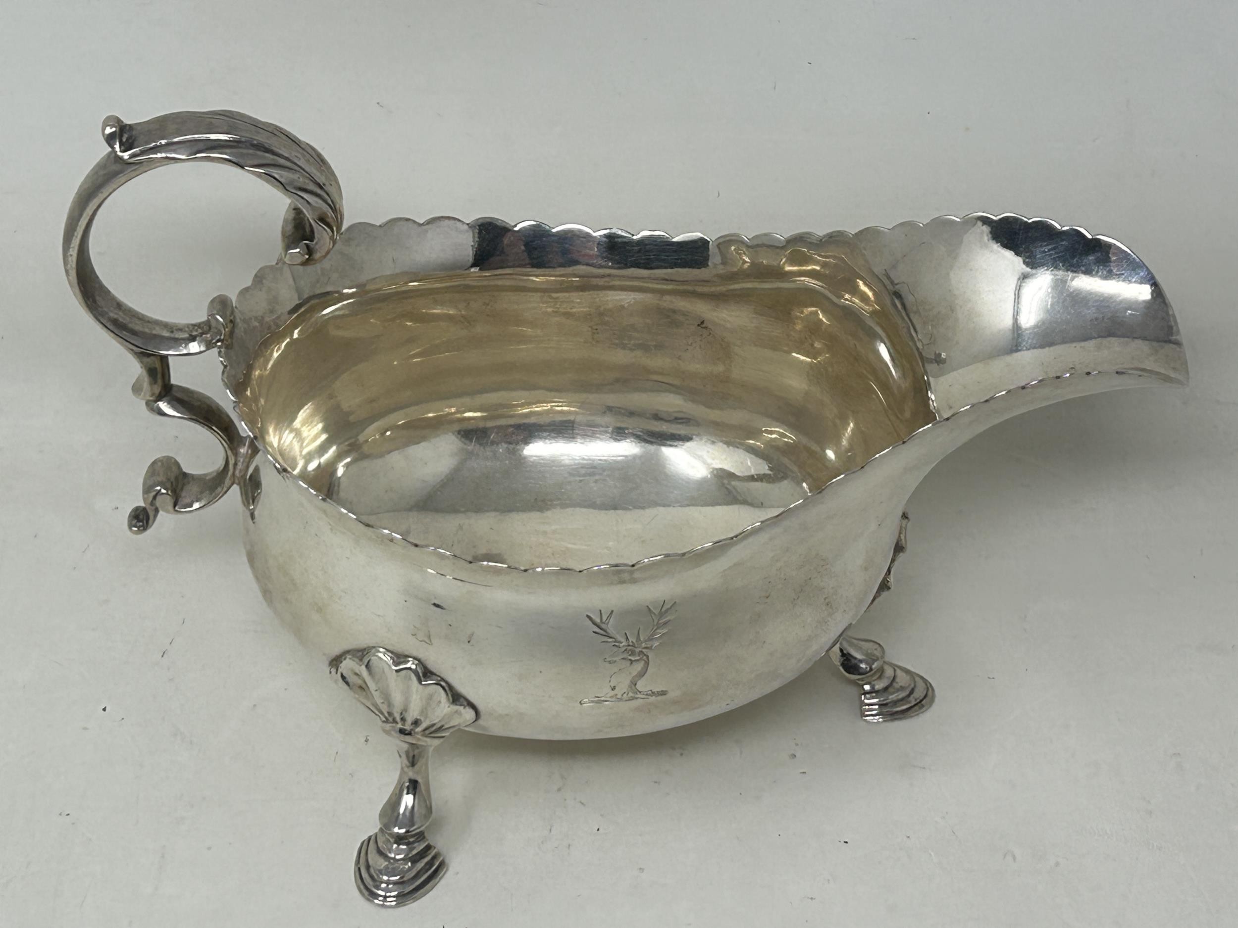 A pair of George III silver sauce boats, London 1818, 14 ozt - Bild 2 aus 4