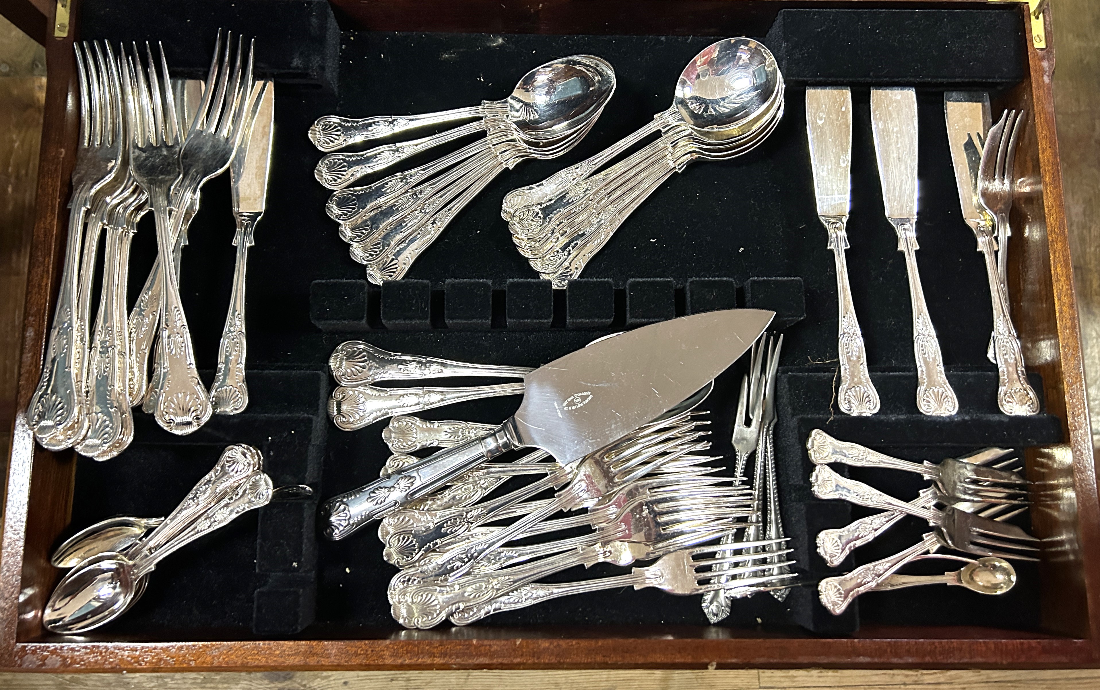A silver plated King's pattern canteen of cutlery, in a mahogany case - Bild 3 aus 4