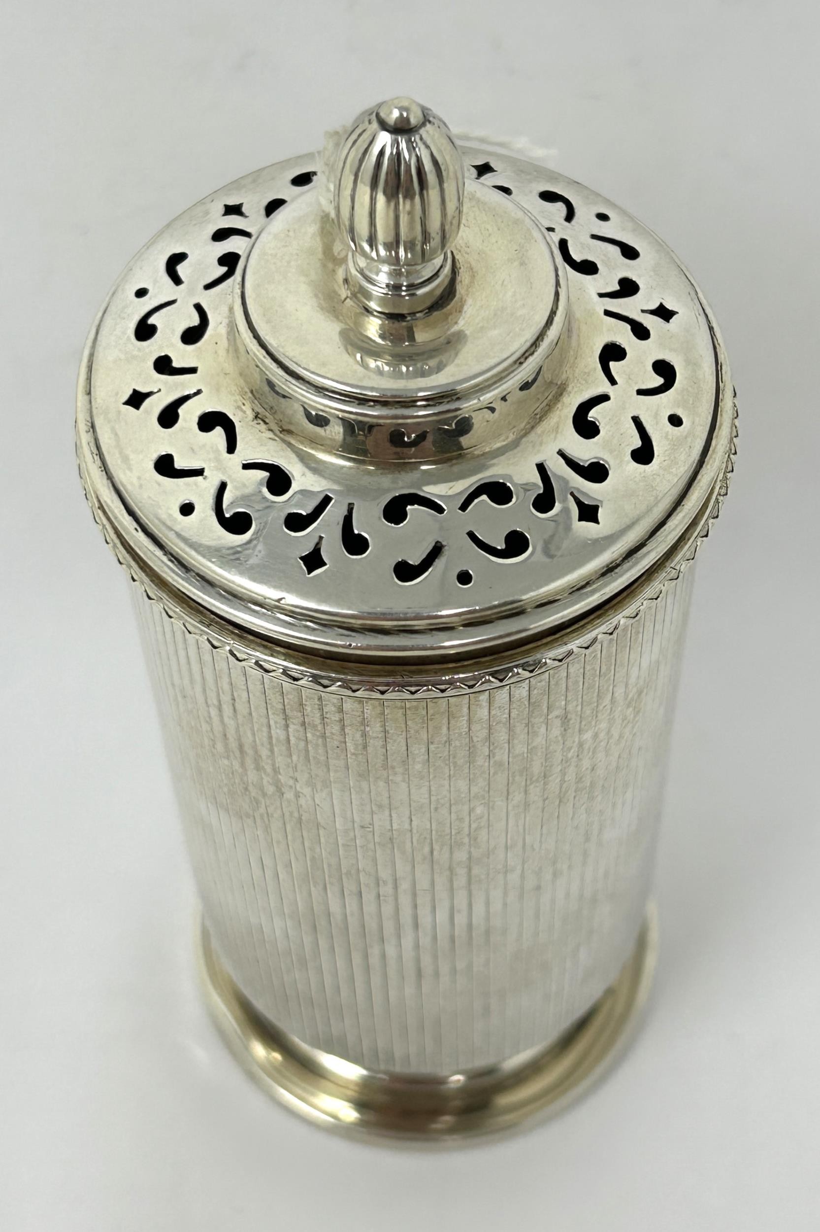 A George V silver sifter, Birmingham 1913, 4.5 ozt - Image 2 of 5