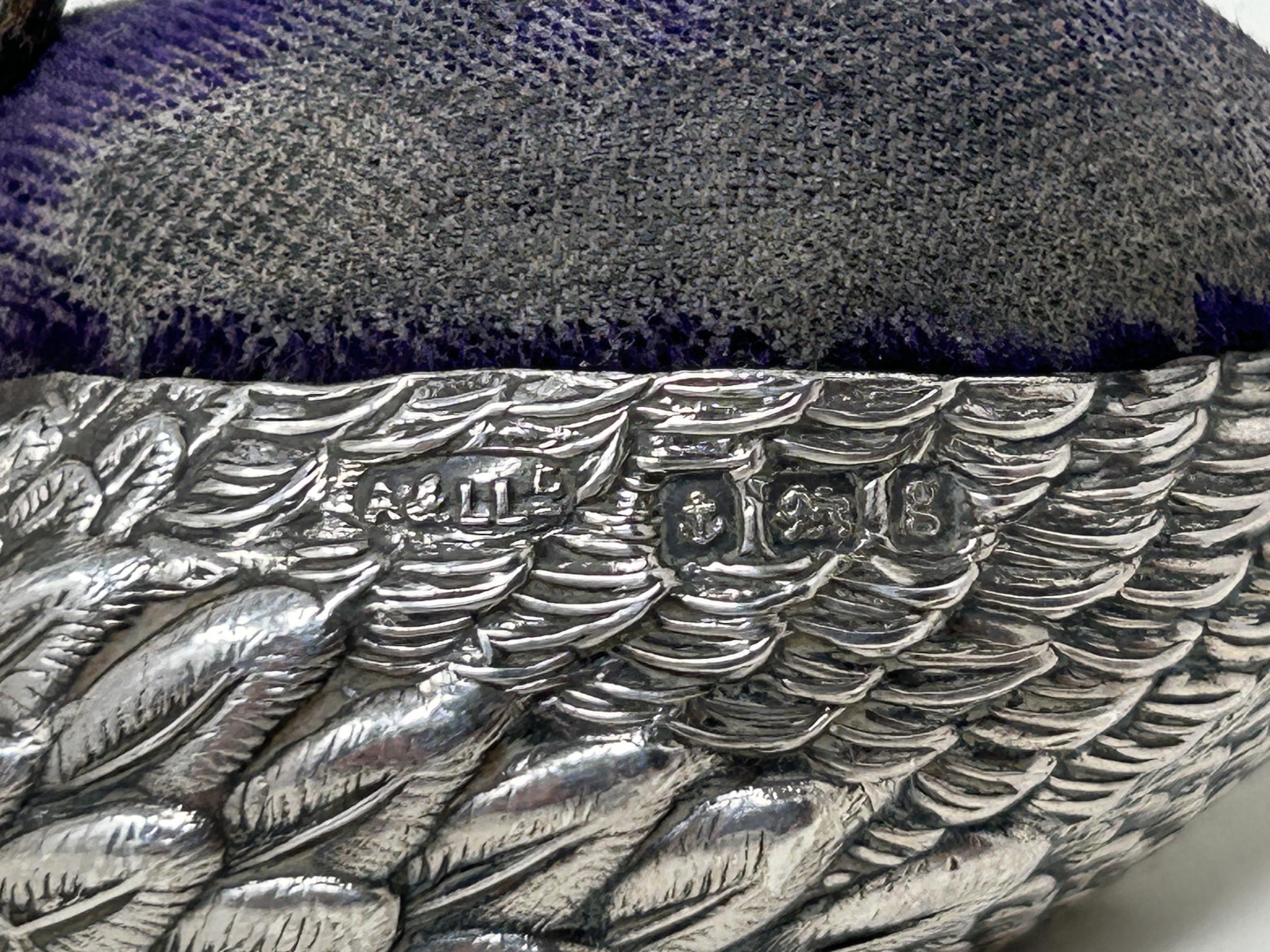 An Edward VII silver novelty pin cushion, in the form of a swan, Birmingham 1906, 39 g Approx. - Bild 4 aus 4