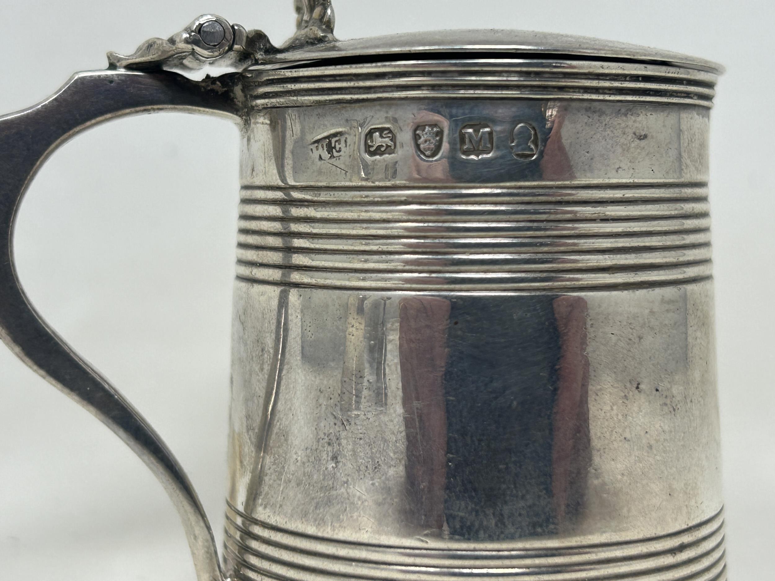 A George III silver mustard, in the form of a tankard, London 1807, 2.3 ozt, and an associated spoon - Bild 5 aus 5