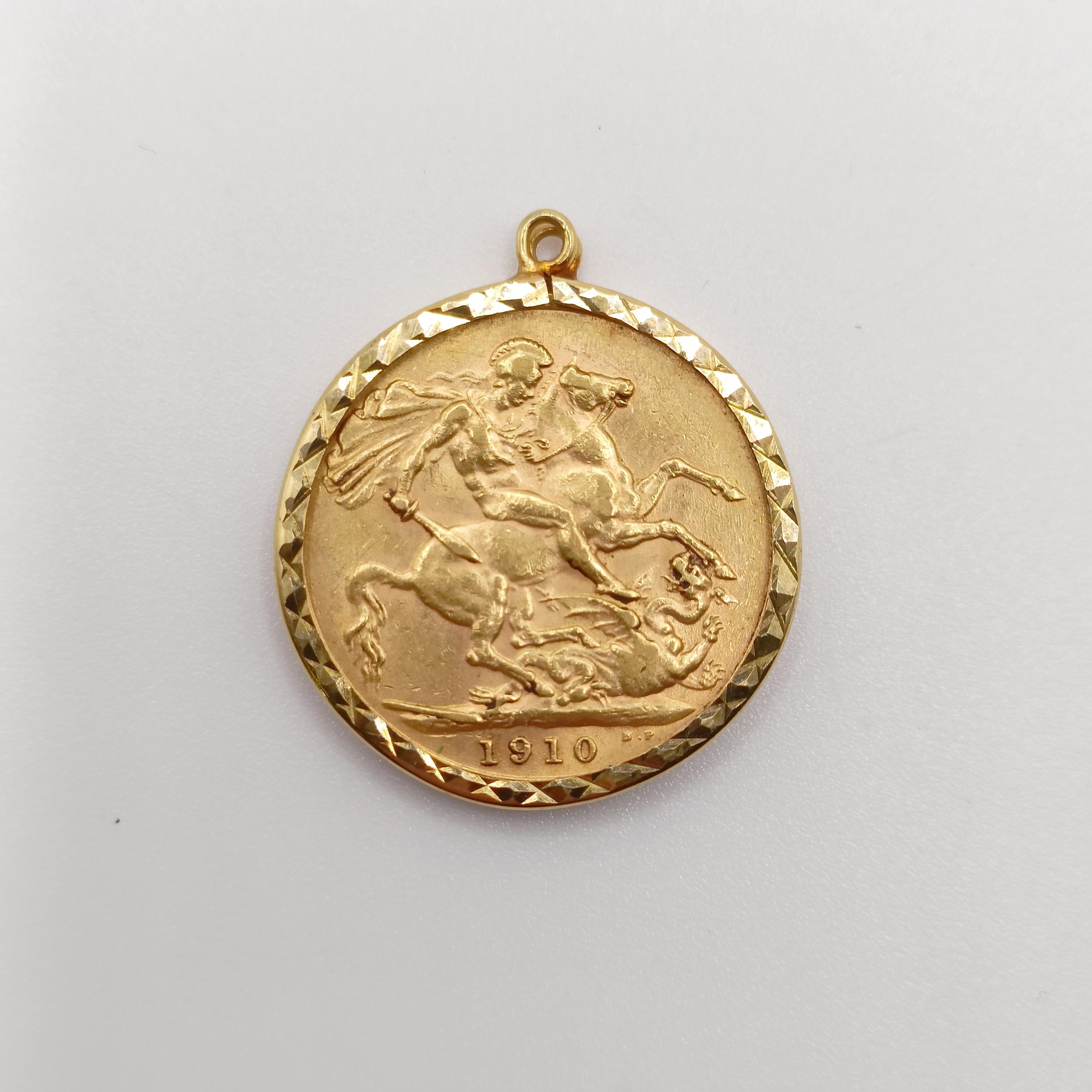 An Edward VII gold sovereign, 1910, in a 9ct gold mount 9 g all in - Image 2 of 4