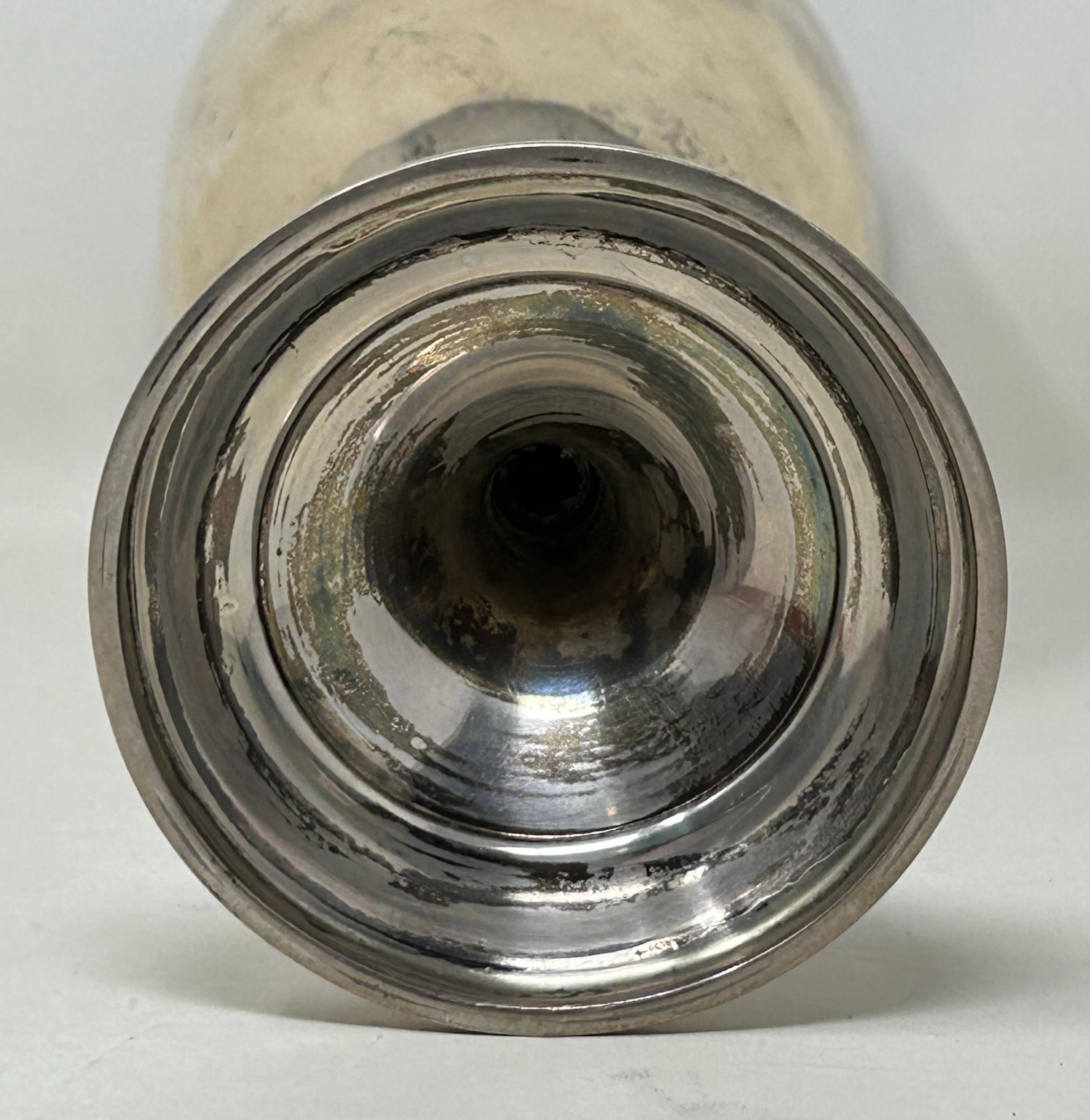 A George V silver goblet, London 1930, 5.9 ozt no erasures, sits flat, small dents, light wear, - Image 4 of 4