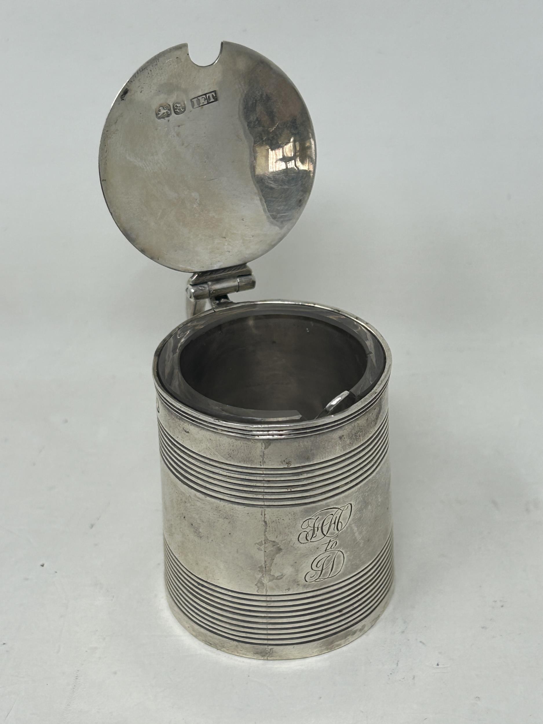 A George III silver mustard, in the form of a tankard, London 1807, 2.3 ozt, and an associated spoon - Bild 4 aus 5