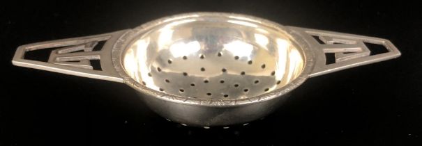 A Continental silver coloured metal tea strainer 26.8 g