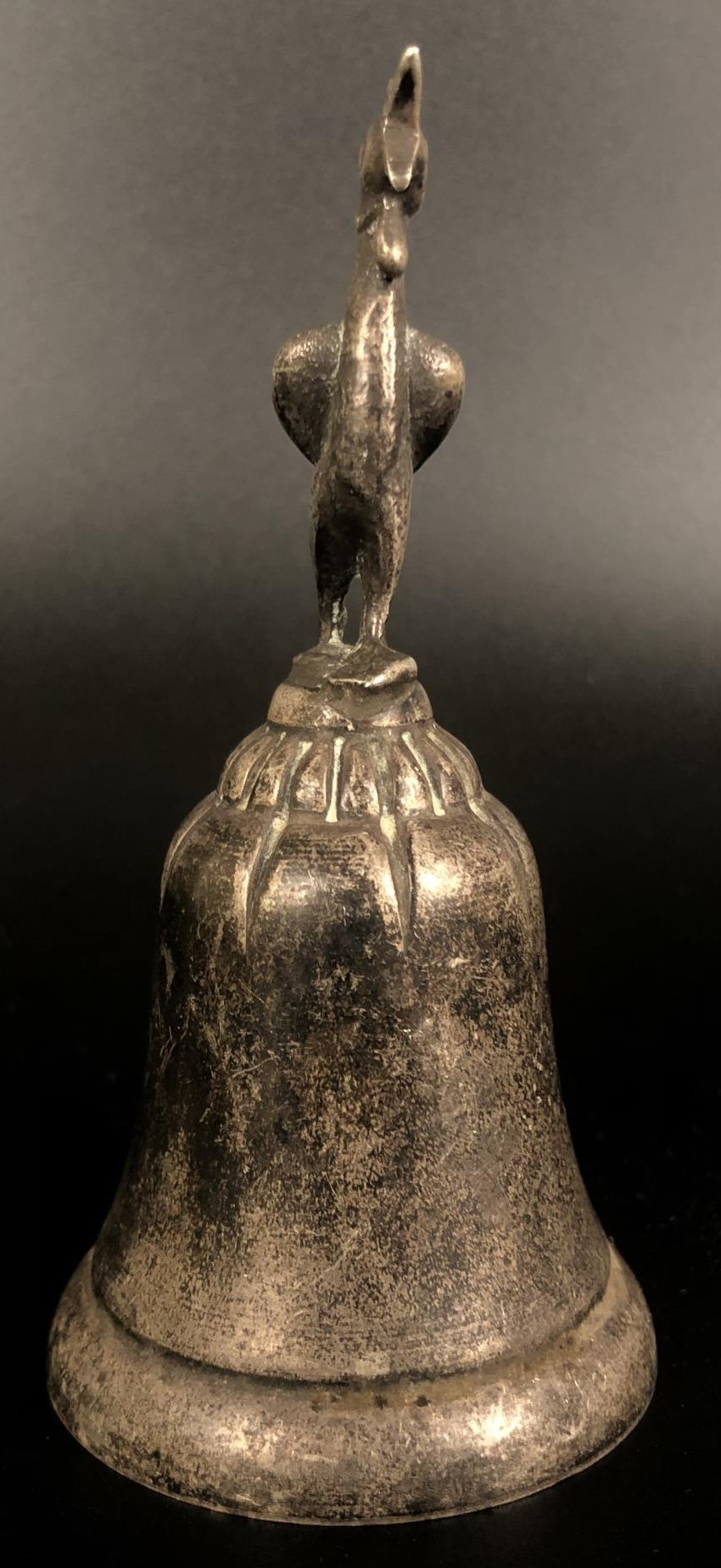 A Continental silver coloured metal bell, with a cockerel finial, 14 cm high 60 g - Image 3 of 6