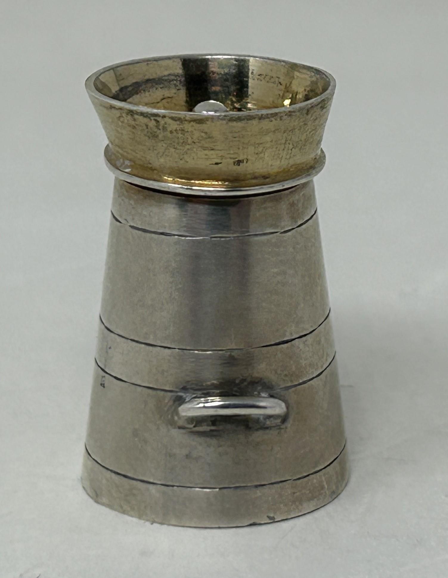 A Victorian silver novelty pepper, in the form of a milk churn, Chester 1877, 6.5 g - Image 3 of 4