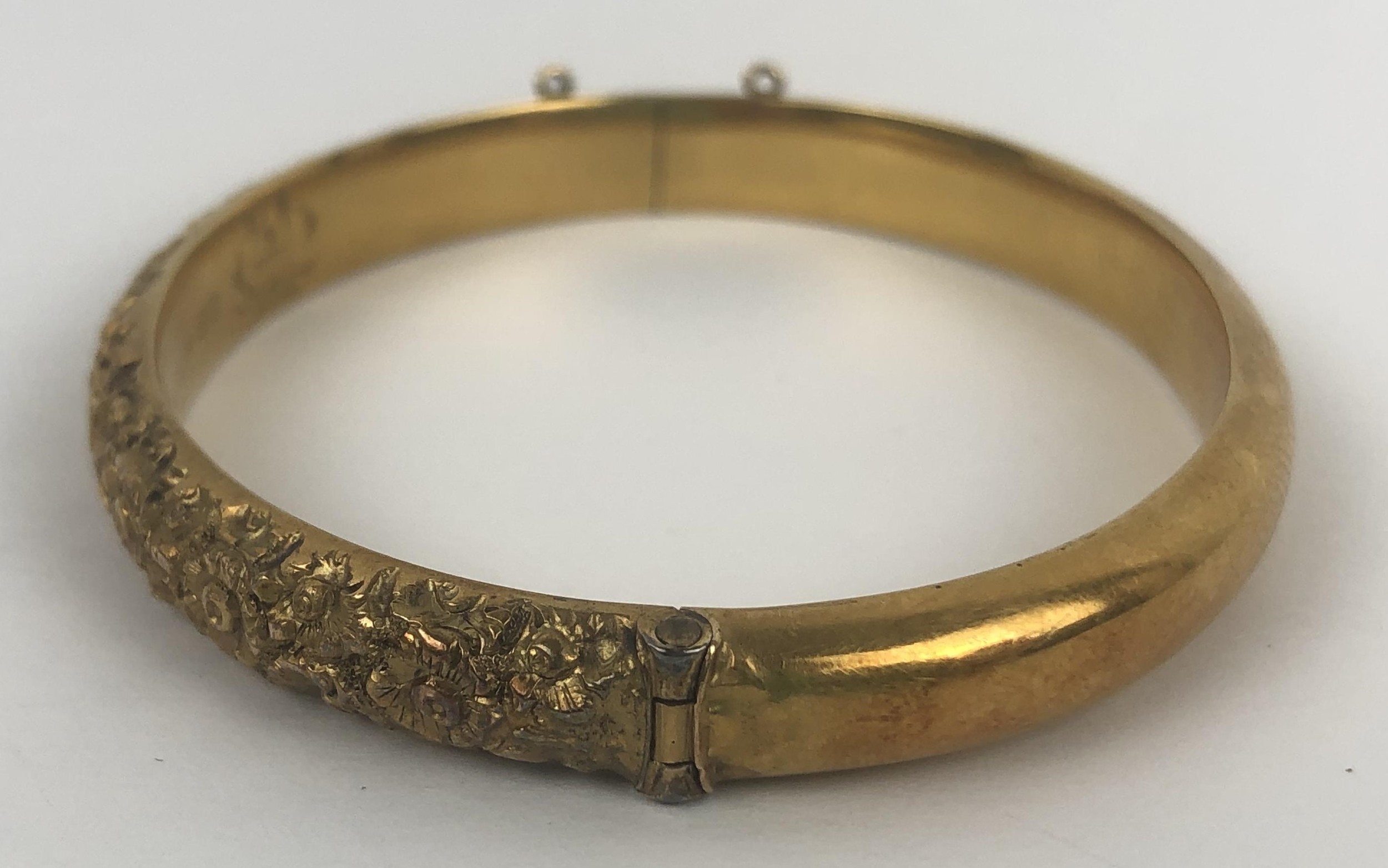 A Victorian 15ct gold hinged bangle, engraved with two sets of monogrammes and dated 21 11 89, 12. - Image 3 of 7