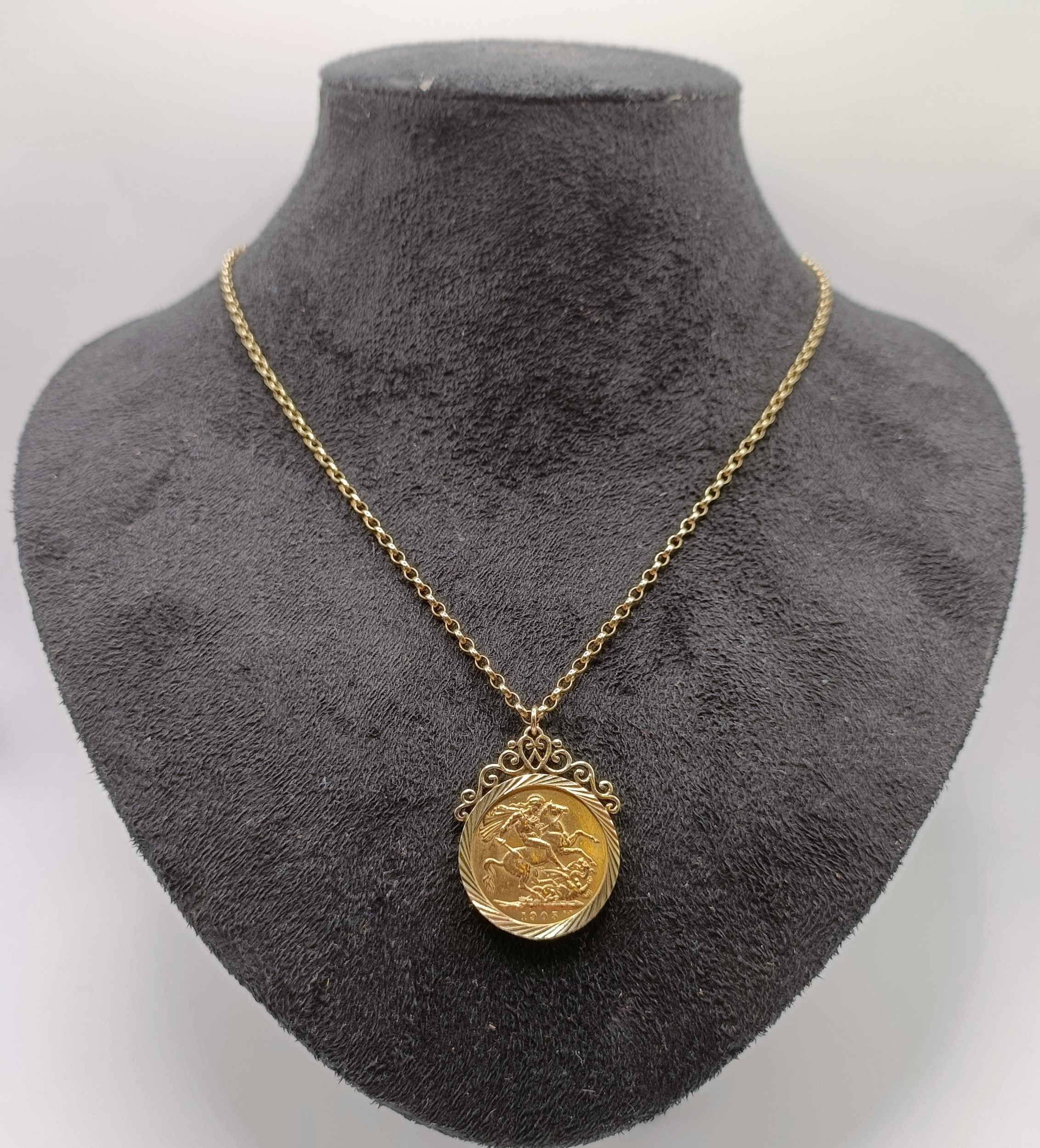 An Edward VII gold sovereign, 1905, in a 9ct gold mount and chain, all in 15.5 g