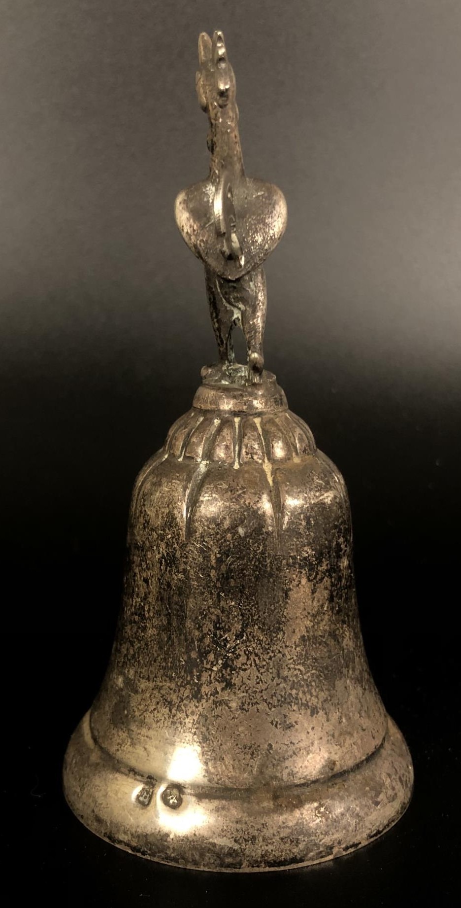 A Continental silver coloured metal bell, with a cockerel finial, 14 cm high 60 g - Image 4 of 6