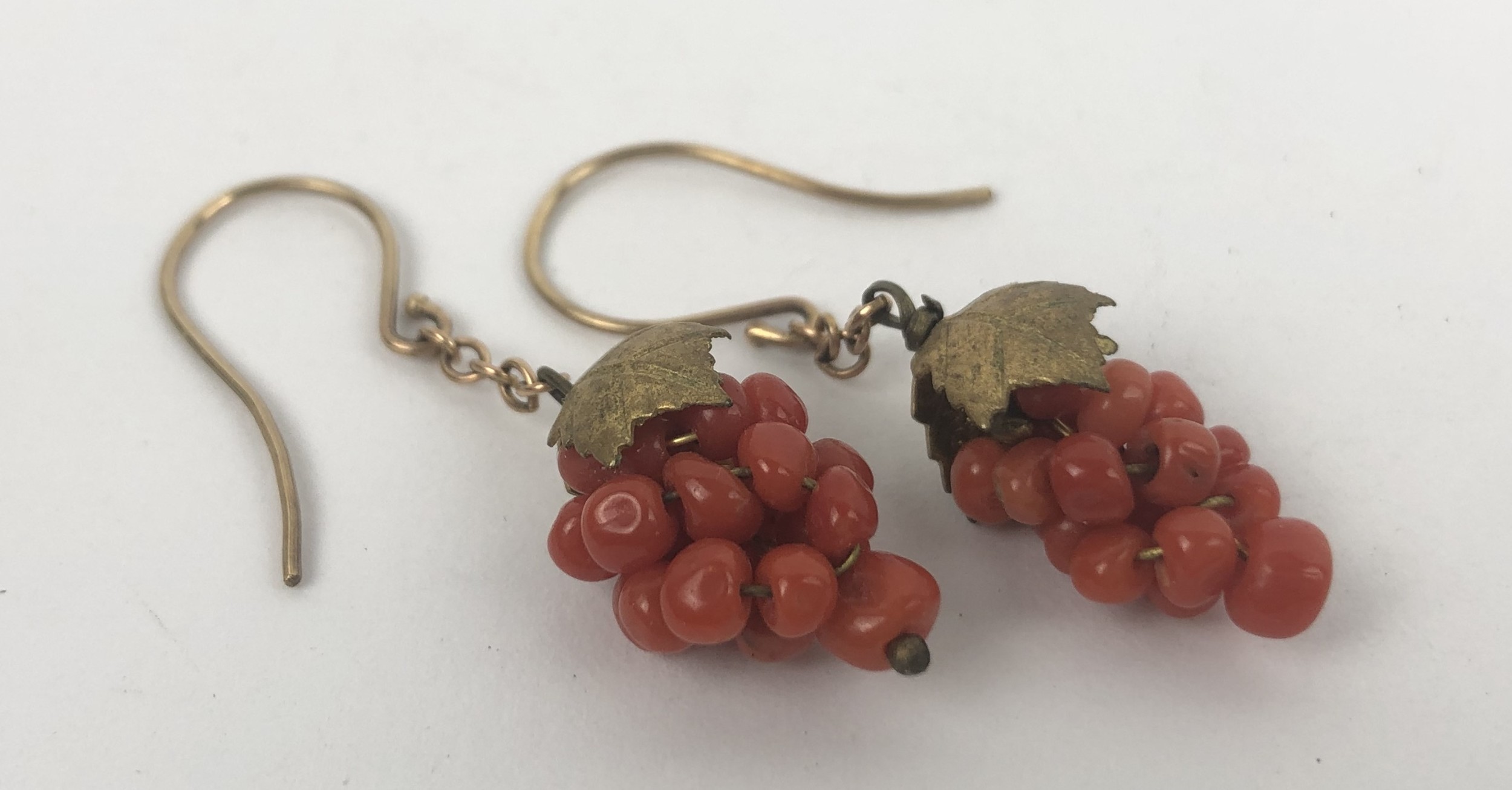 A pair of gilt metal and coral earrings, in the form of a bunch of grapes - Image 3 of 4