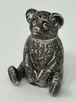 An Edward VII silver novelty pepper, in the form of a teddy bear, Birmingham 1909, 8.7 g