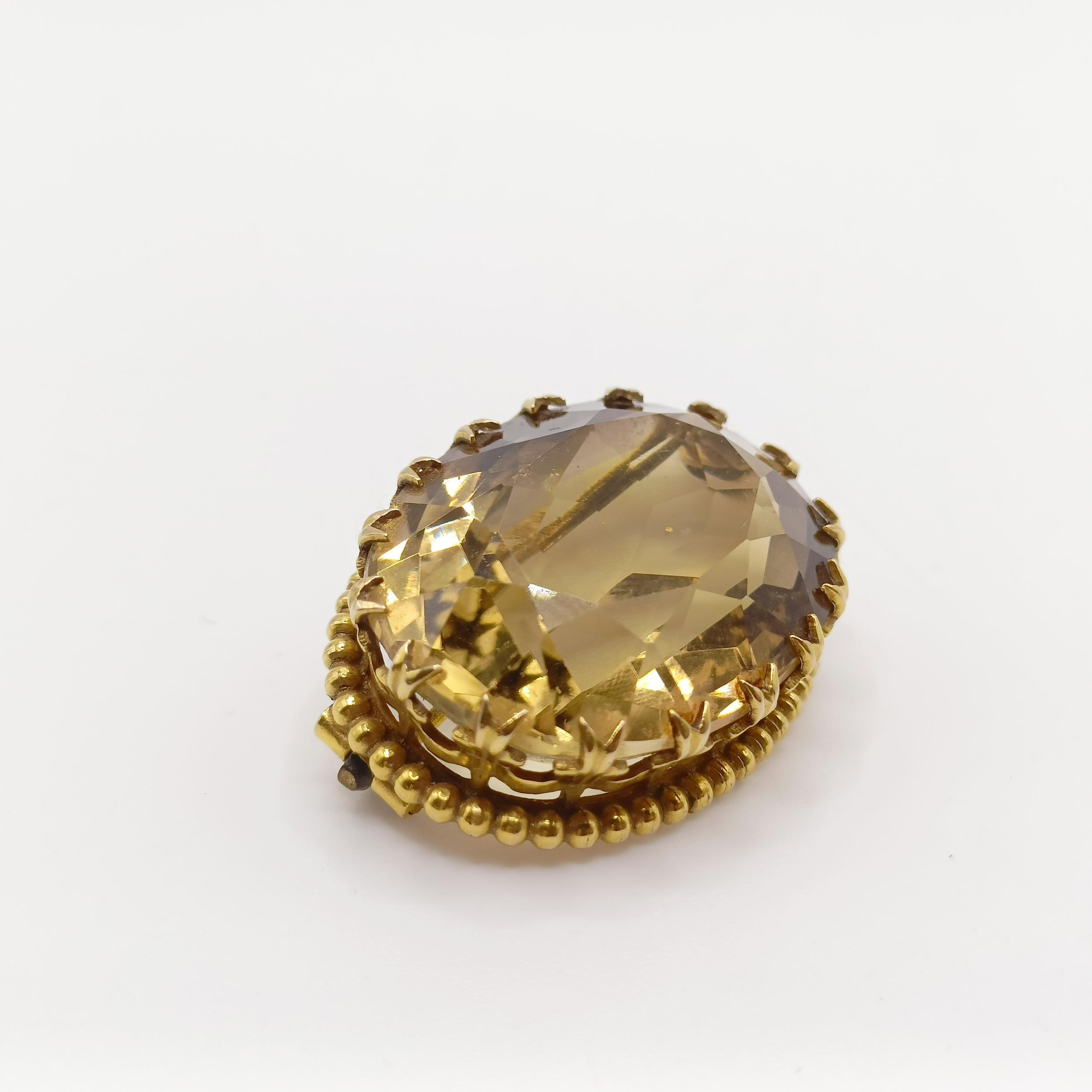 A citrine and yellow coloured metal brooch - Image 3 of 5