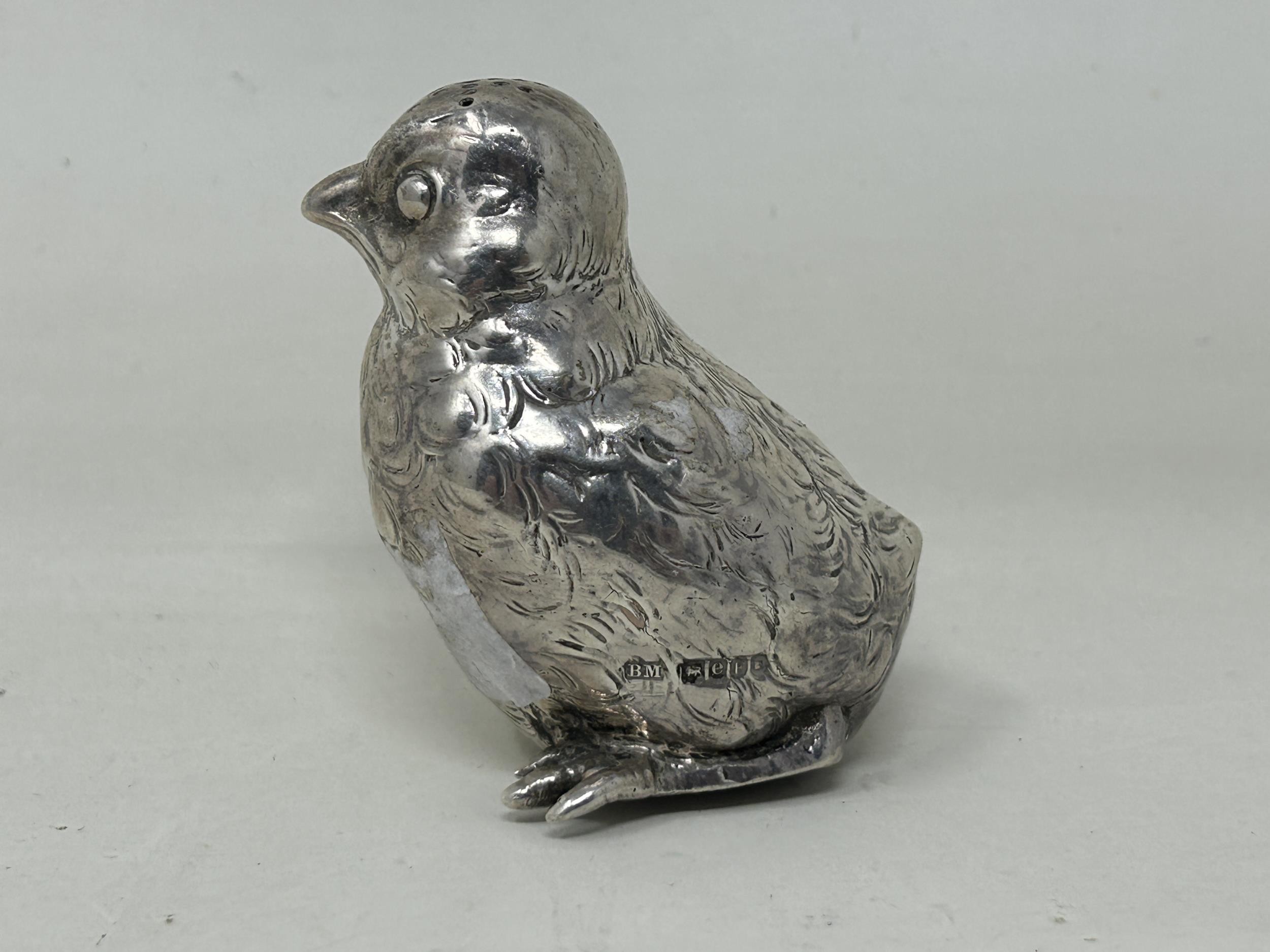 A novelty Continental silver coloured metal pepper, in the form of a chick, import marks for - Bild 3 aus 5