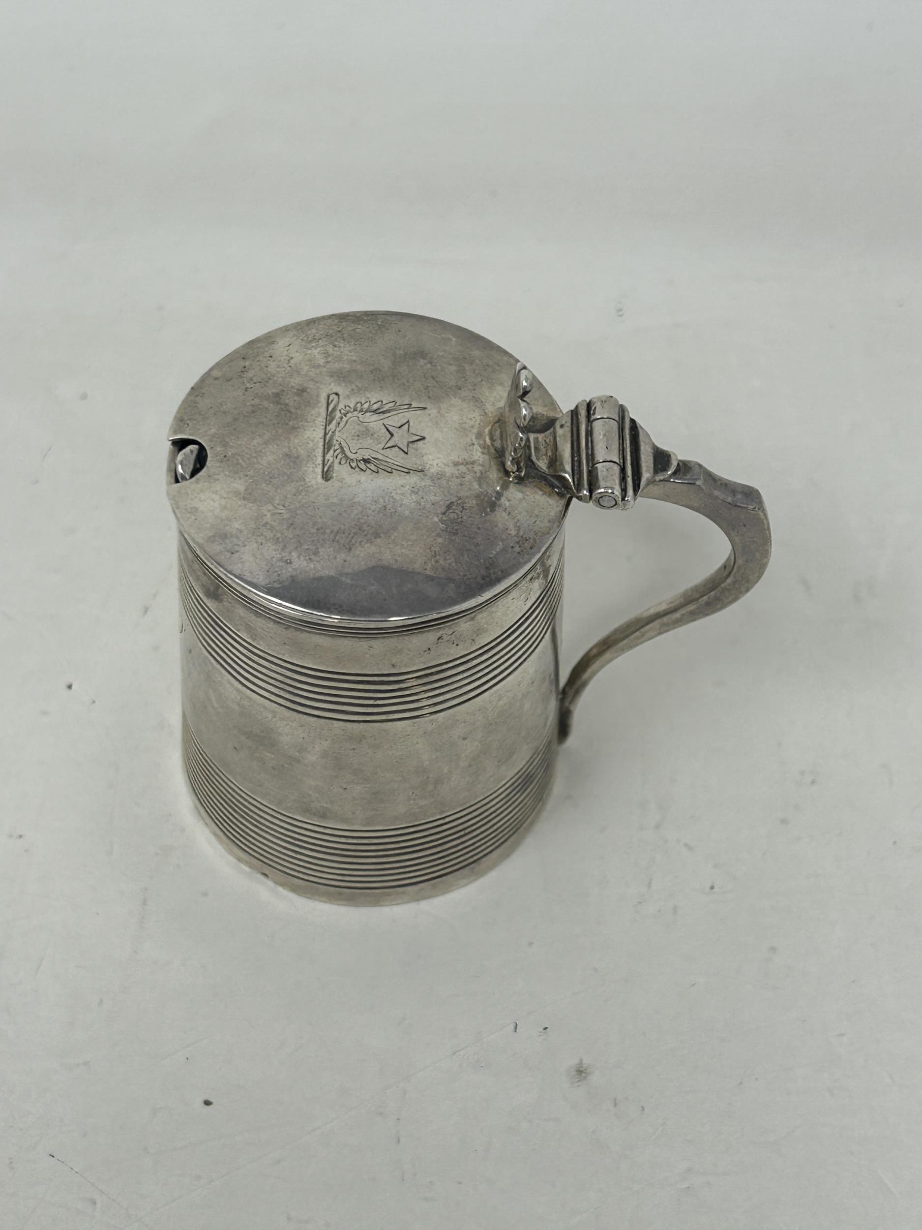 A George III silver mustard, in the form of a tankard, London 1807, 2.3 ozt, and an associated spoon - Bild 3 aus 5