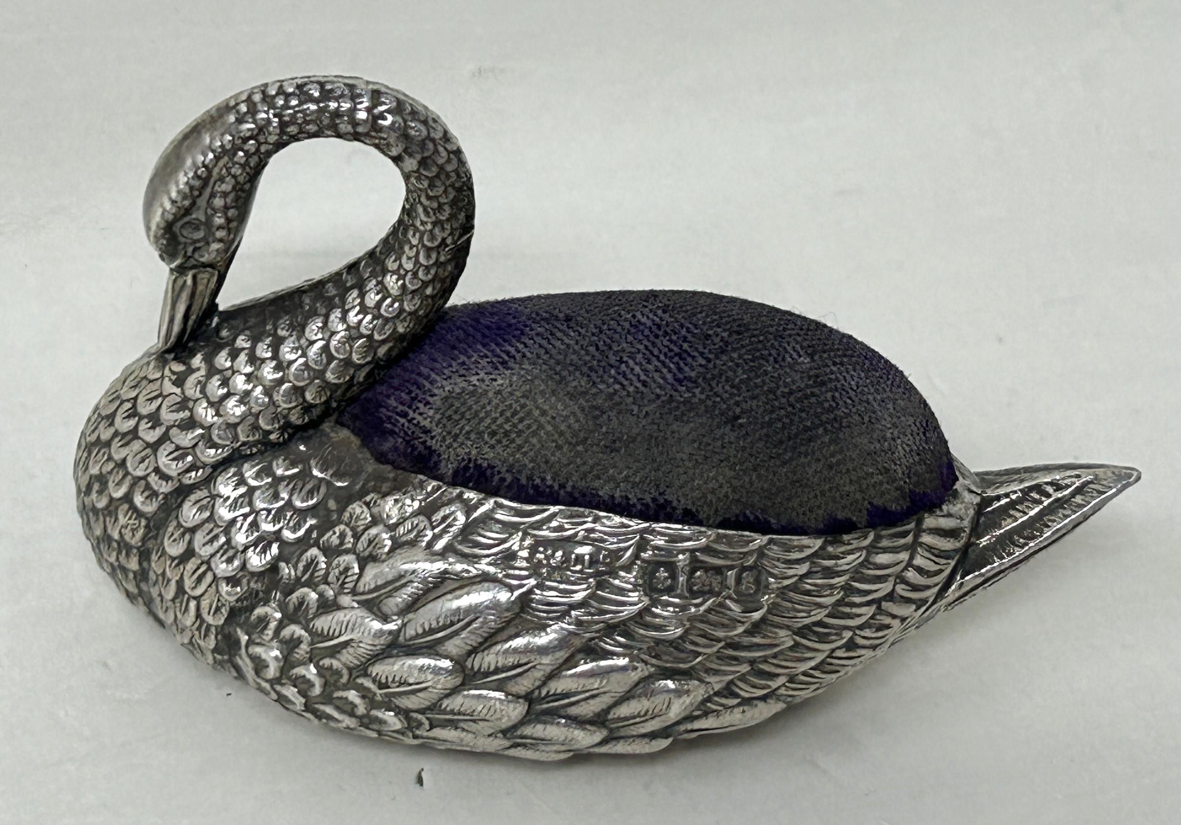 An Edward VII silver novelty pin cushion, in the form of a swan, Birmingham 1906, 39 g Approx. - Bild 2 aus 4