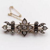 An early 20th century diamond bar brooch, all in 4.3 g