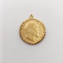 An Edward VII gold sovereign, 1910, in a 9ct gold mount 9 g all in
