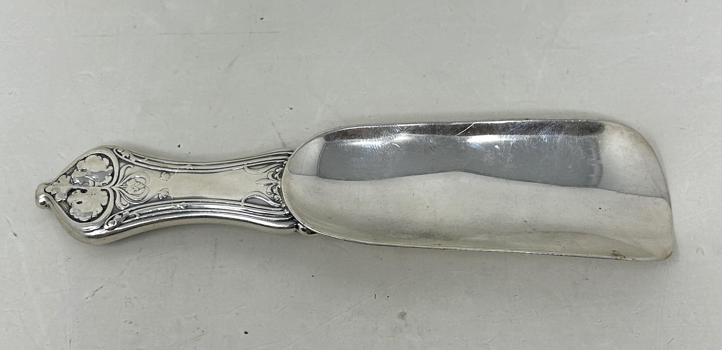 A sterling silver shoe horn, handle filled, 79 g all in