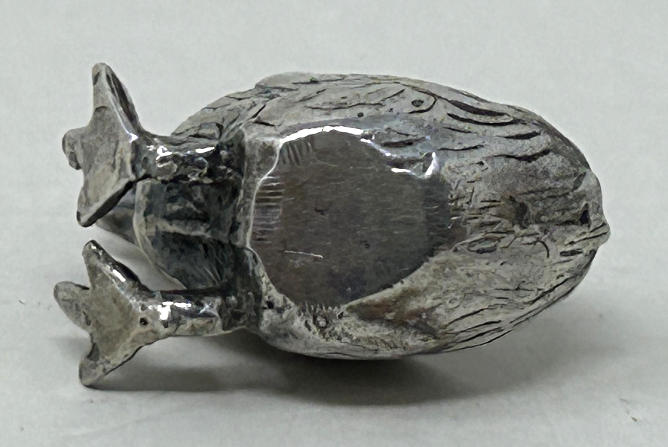 A silver coloured metal novelty pin cushion, in the form of a chick, 6.6 g, 2 cm wide - Image 3 of 4