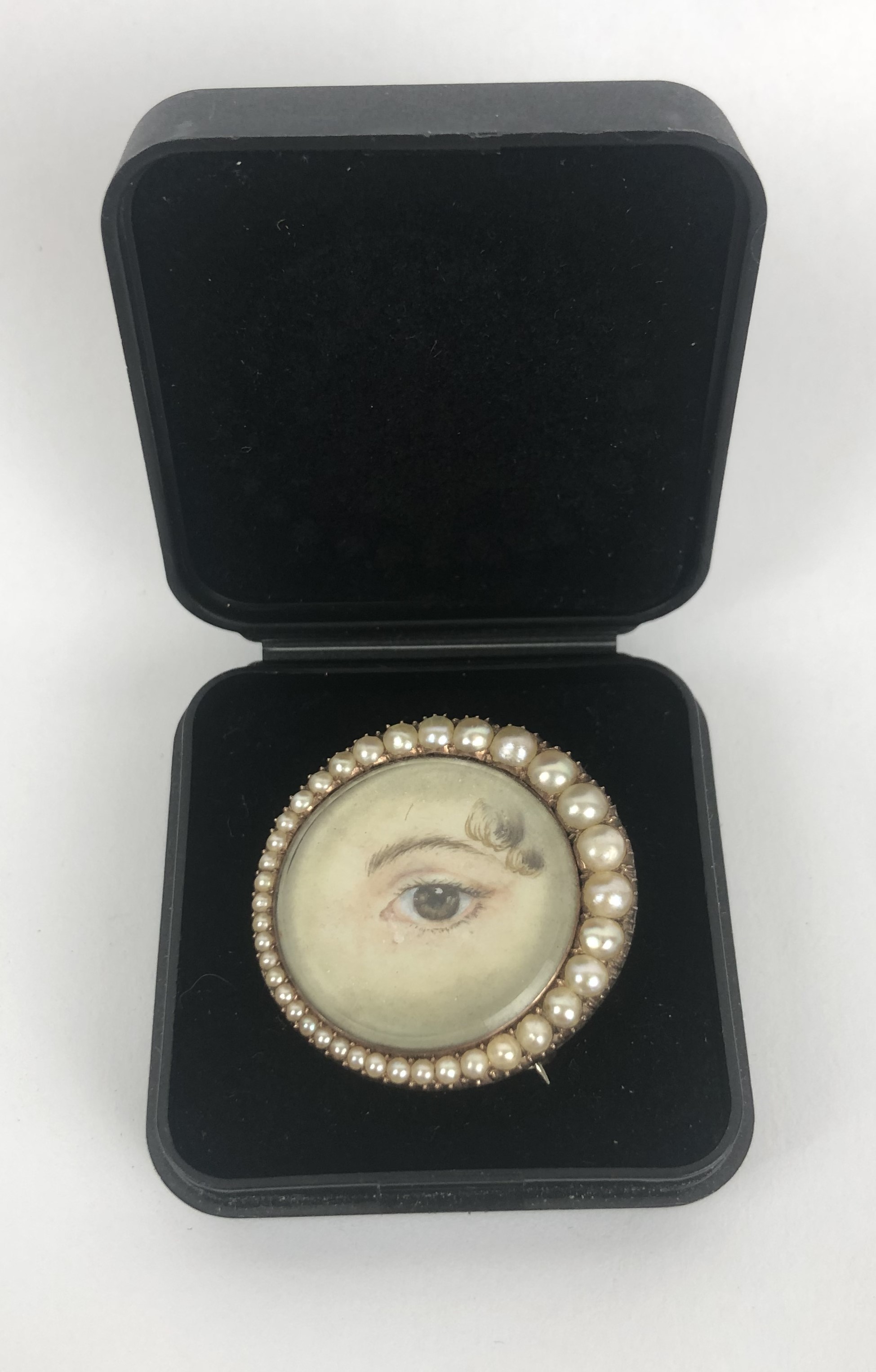 A lover's eye brooch, in a yellow coloured metal and seed pearl mount, 3 cm wide Ivory Exemption - Image 2 of 5