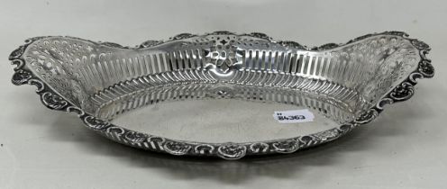 An Edward VII silver pierced oval dish, Sheffield 1909, 10.9 ozt