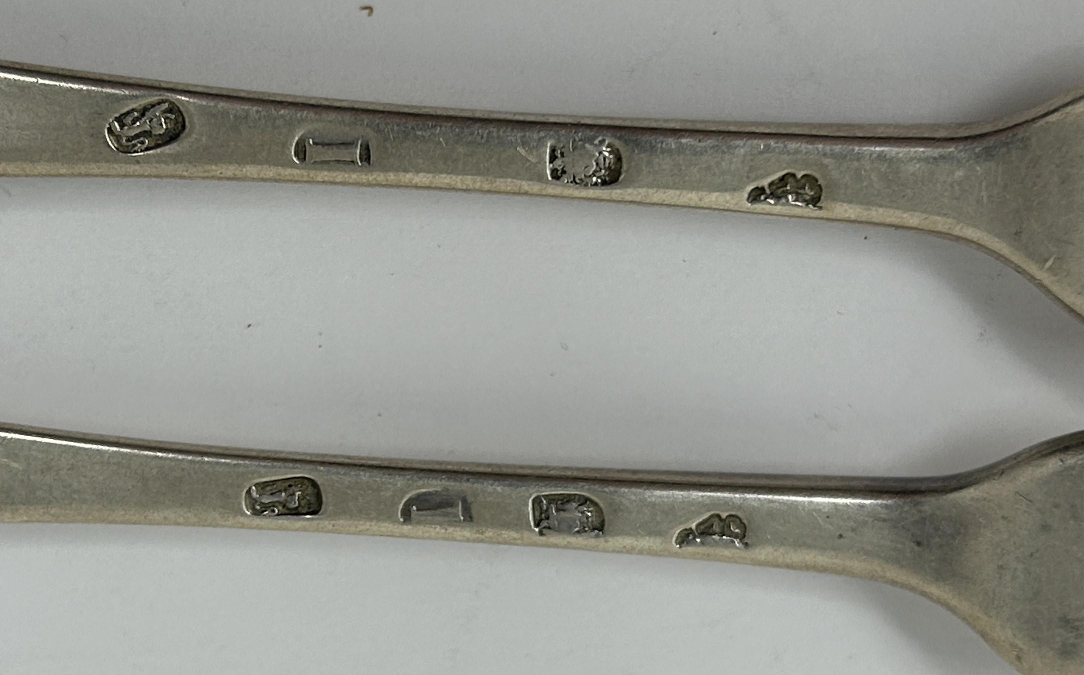 A pair of George I silver Old English pattern three pronged forks, London 1724, 3.6 ozt - Bild 4 aus 4