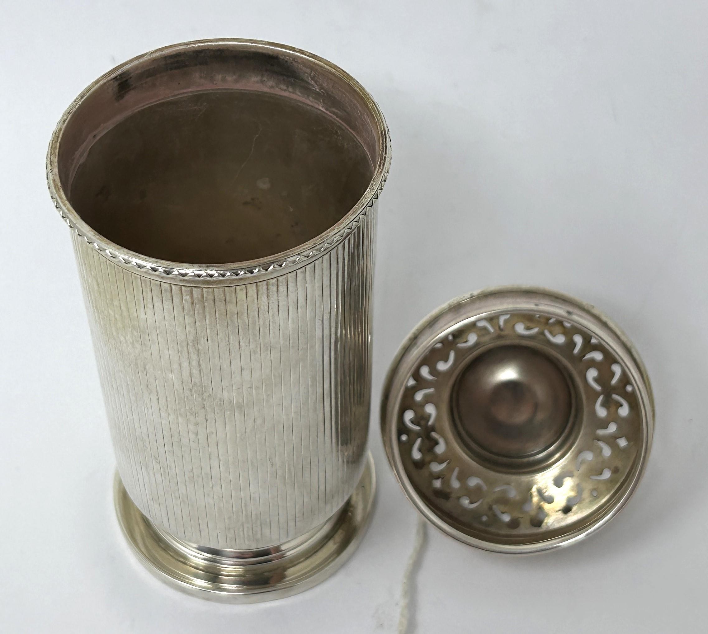 A George V silver sifter, Birmingham 1913, 4.5 ozt - Image 3 of 5