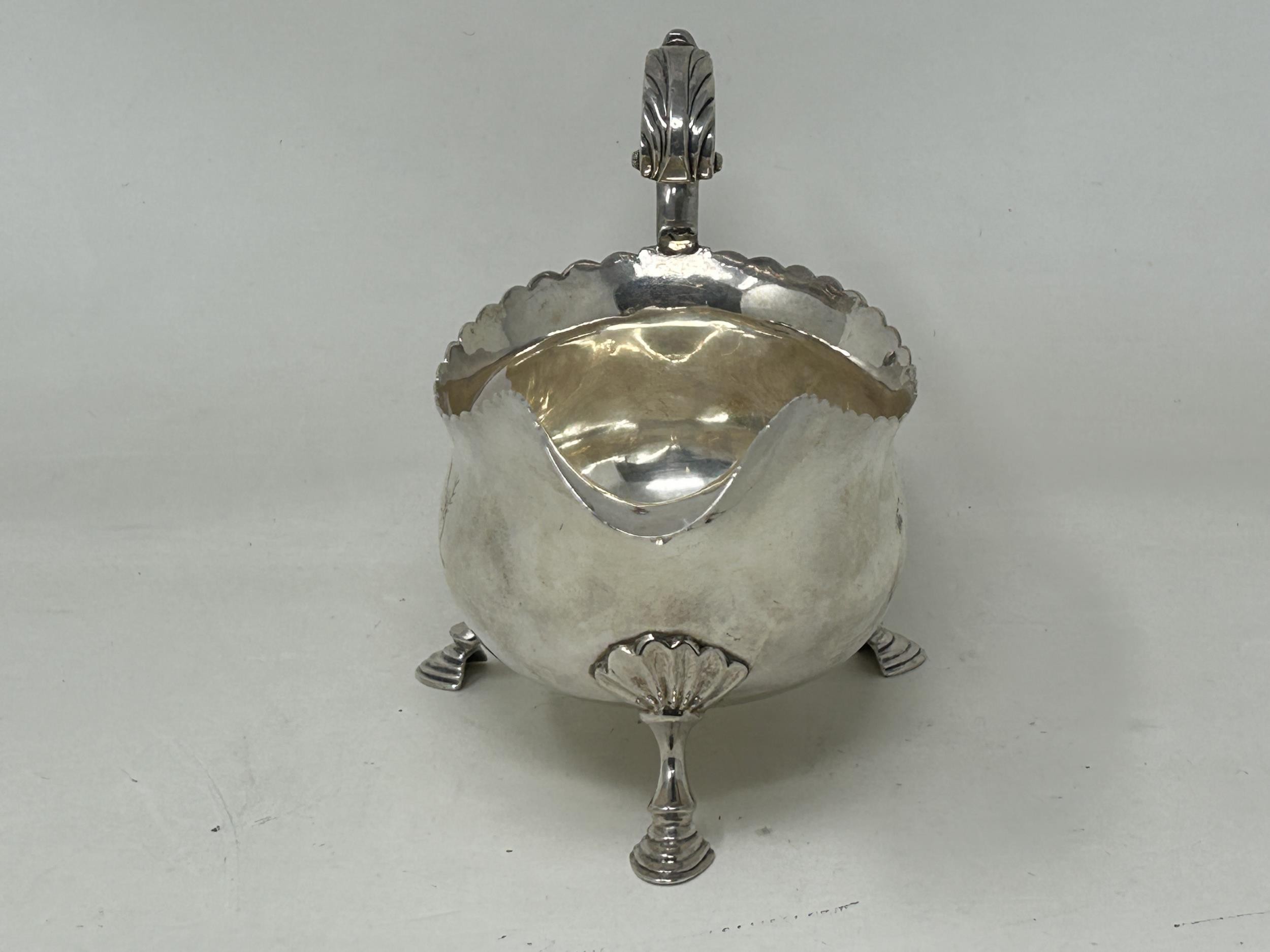 A pair of George III silver sauce boats, London 1818, 14 ozt - Bild 3 aus 4